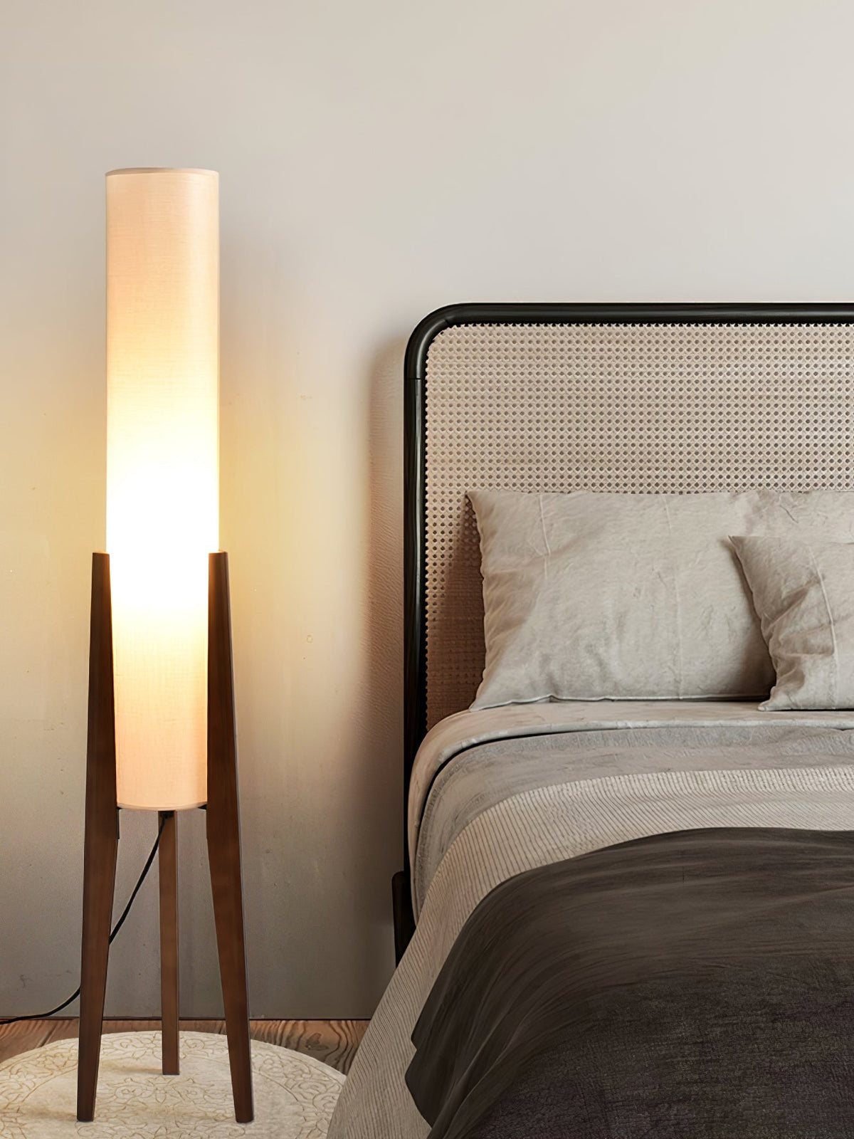 Triluxe Stehleuchte aus Holz und Stoff im modernen Stil