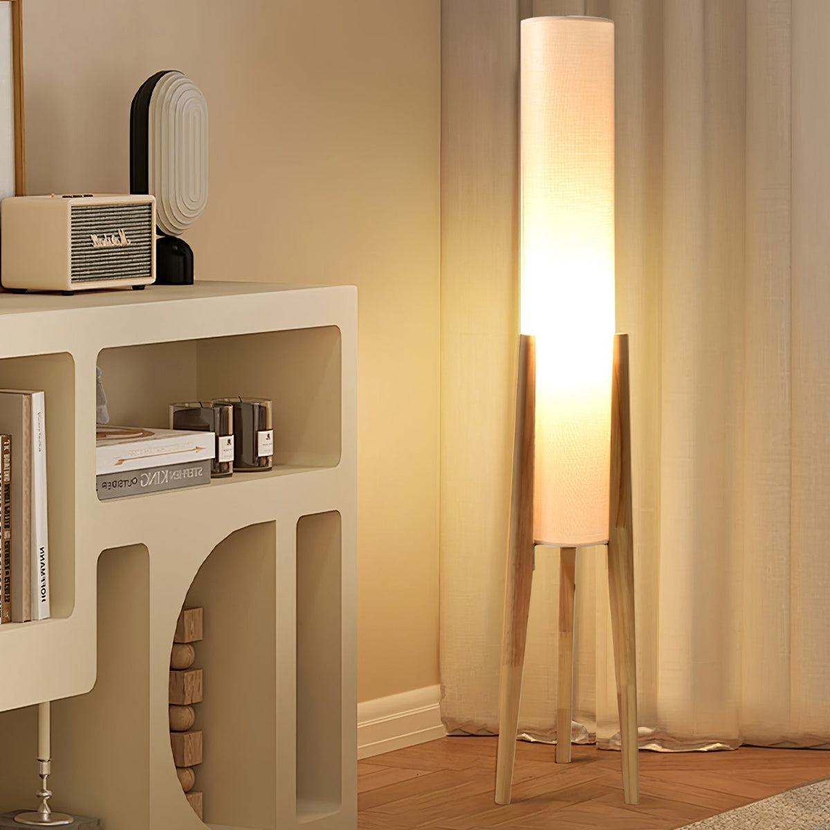 Triluxe Stehleuchte aus Holz und Stoff im modernen Stil