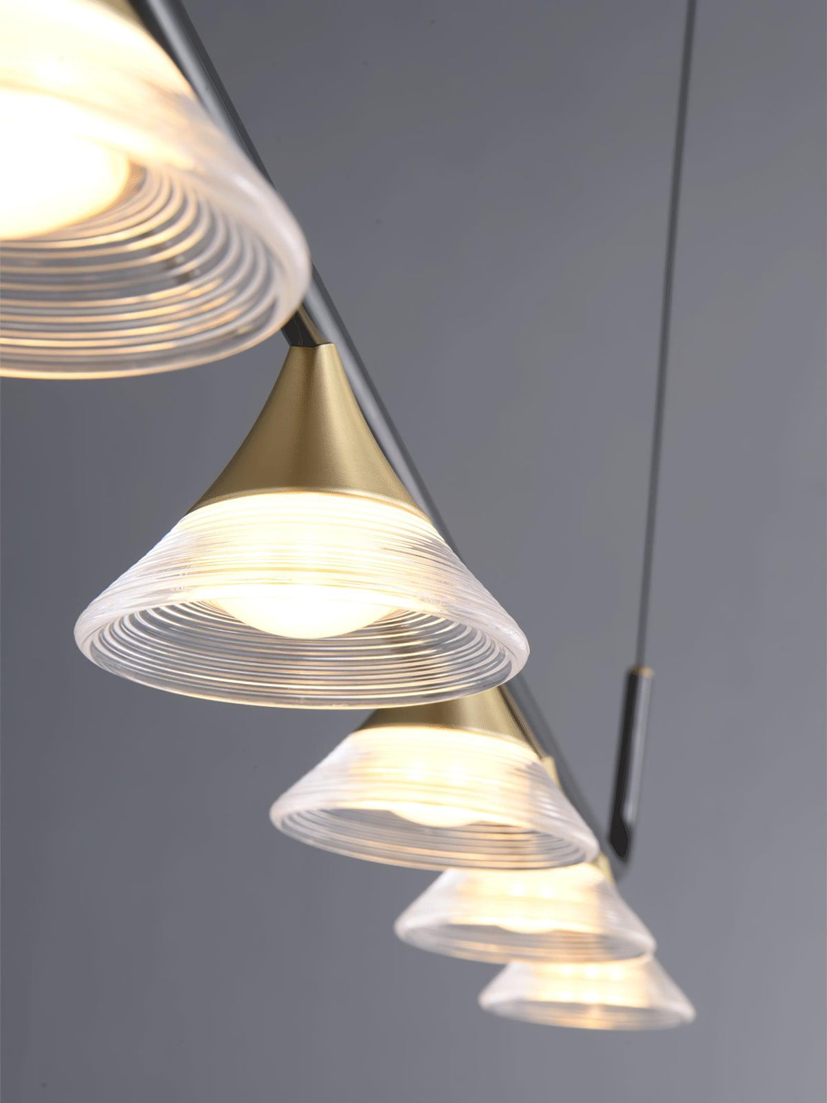 Auranielle zeitgenössische Pendelleuchte aus Messing im Mid-Century-Stil