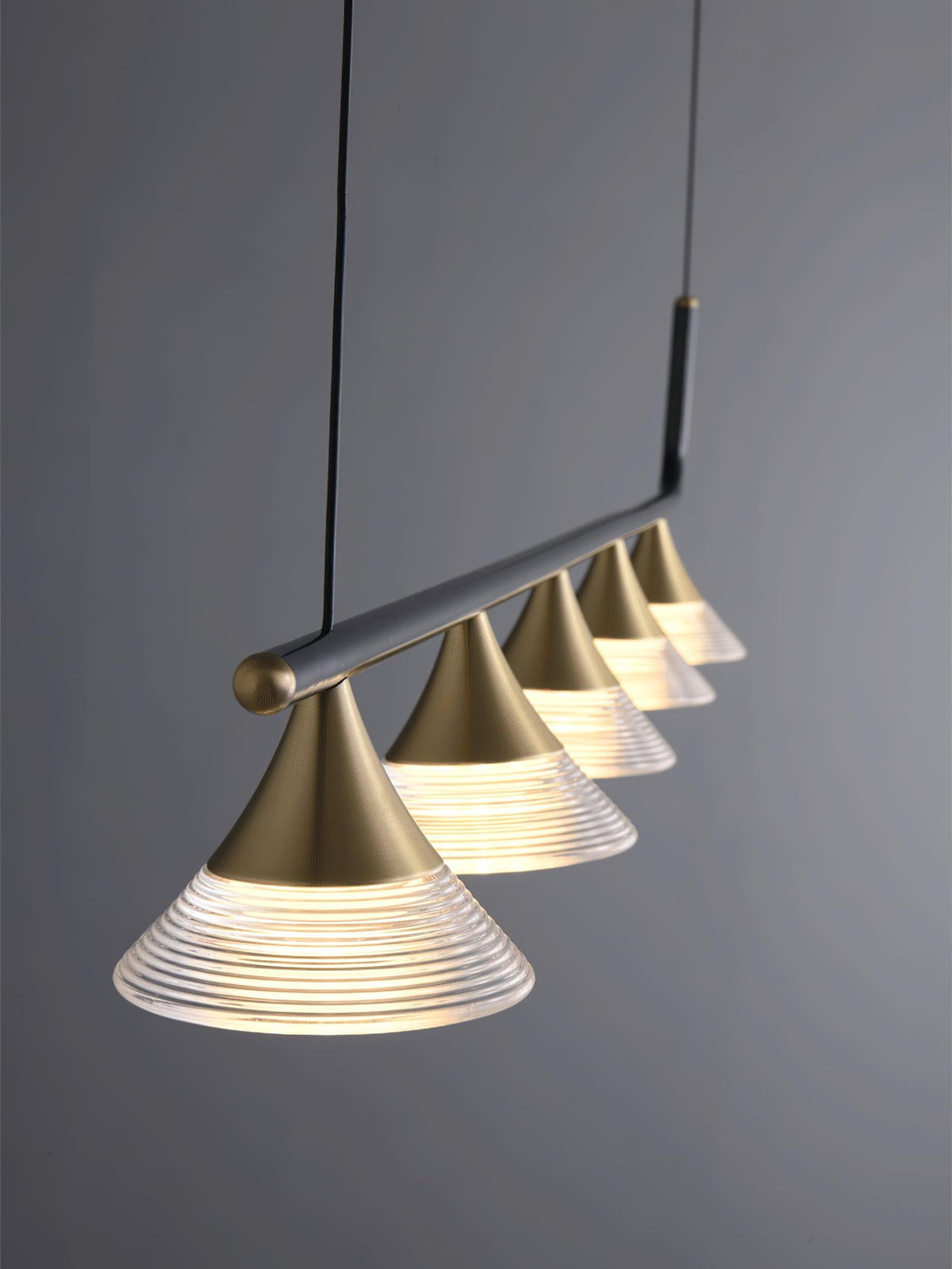 Auranielle zeitgenössische Pendelleuchte aus Messing im Mid-Century-Stil
