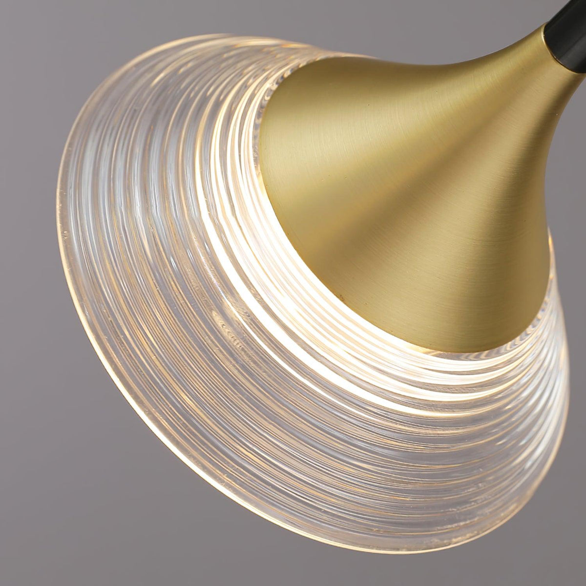 Auranielle zeitgenössische Pendelleuchte aus Messing im Mid-Century-Stil