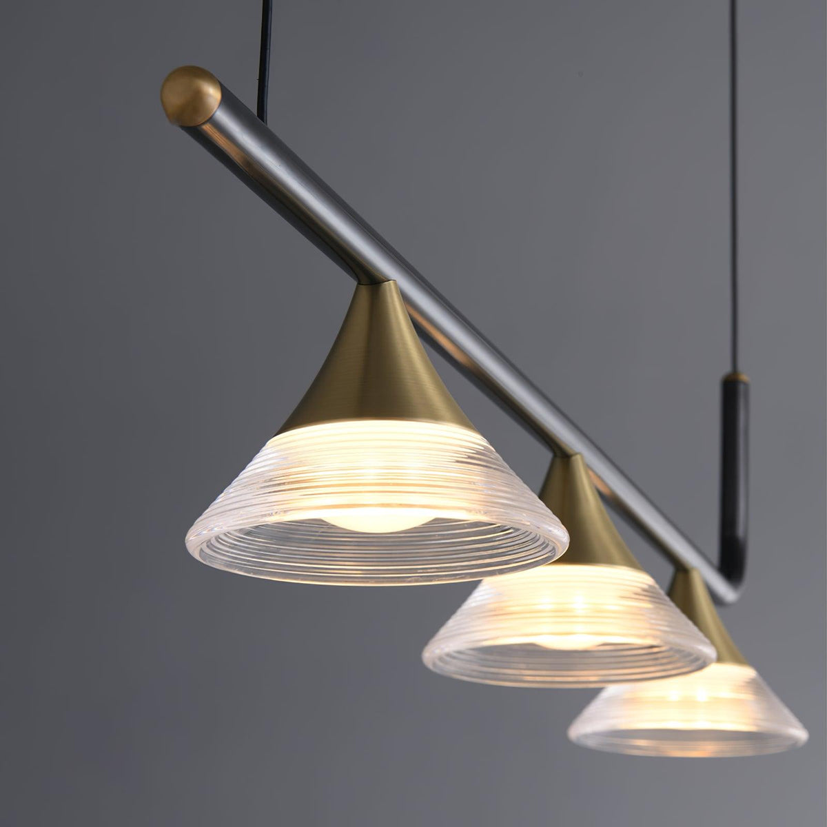 Auranielle zeitgenössische Pendelleuchte aus Messing im Mid-Century-Stil