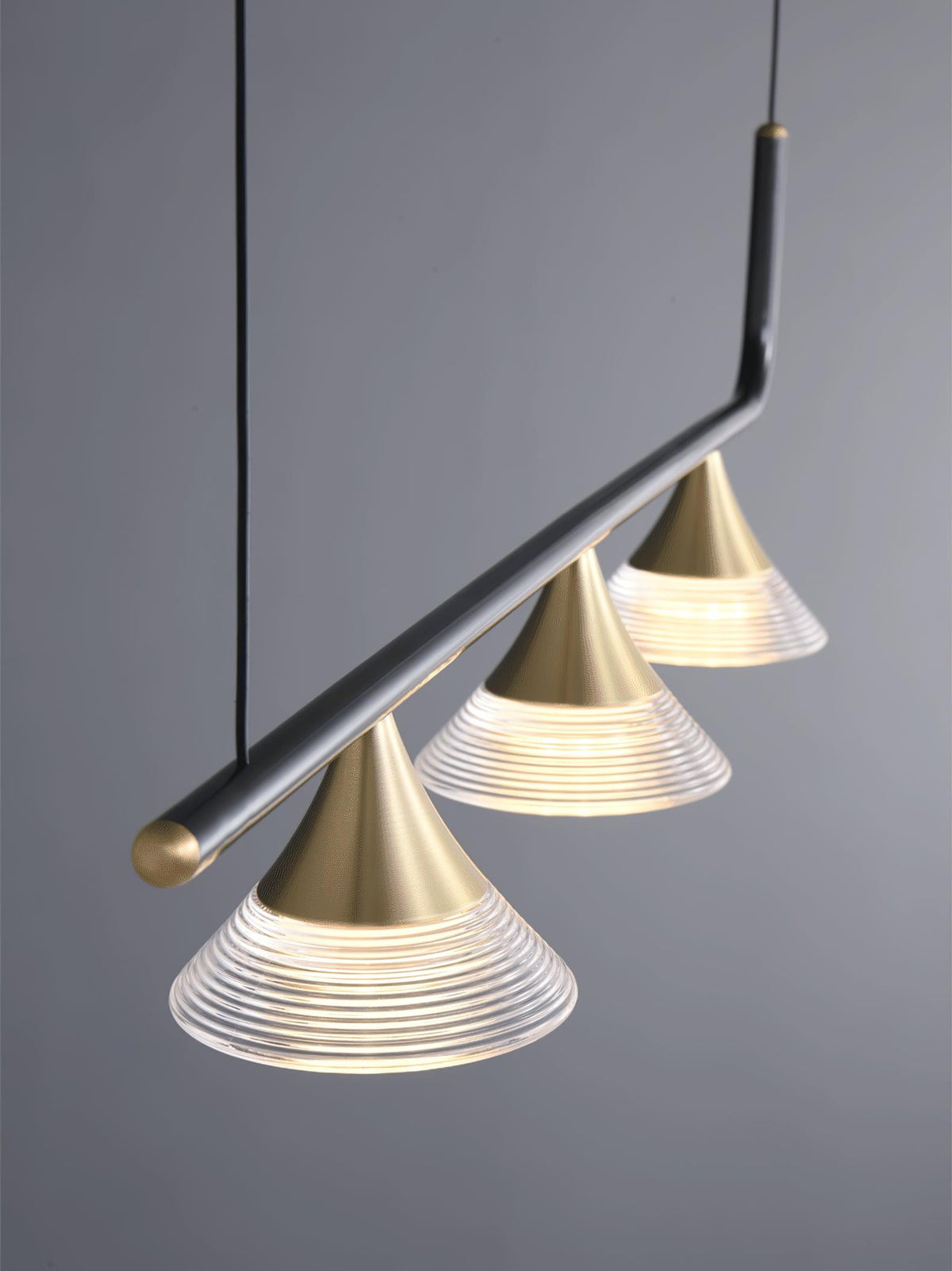 Auranielle zeitgenössische Pendelleuchte aus Messing im Mid-Century-Stil