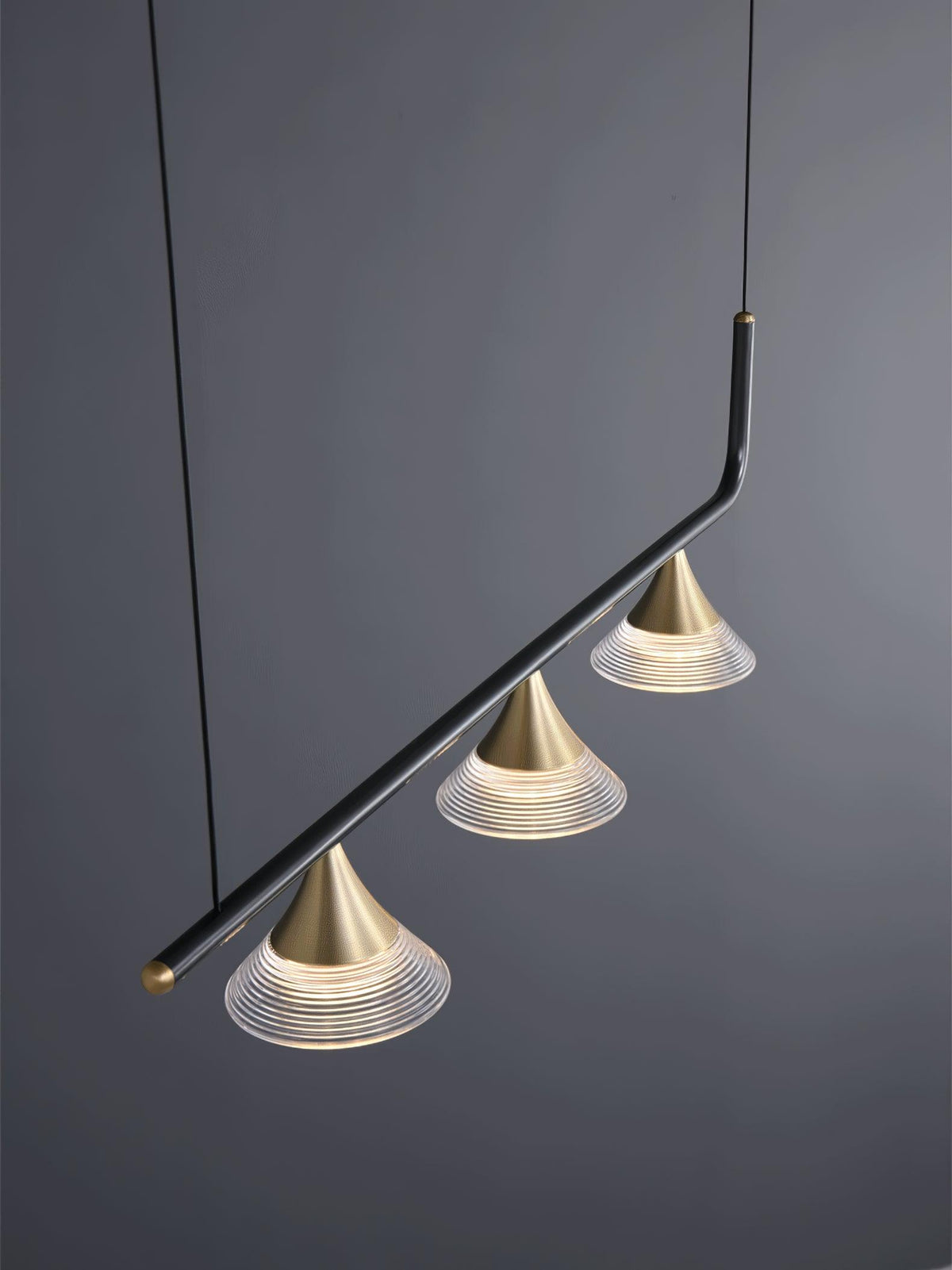Auranielle zeitgenössische Pendelleuchte aus Messing im Mid-Century-Stil