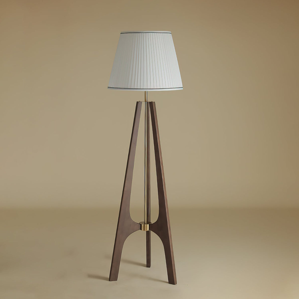 Halvyn Tripod Stehleuchte