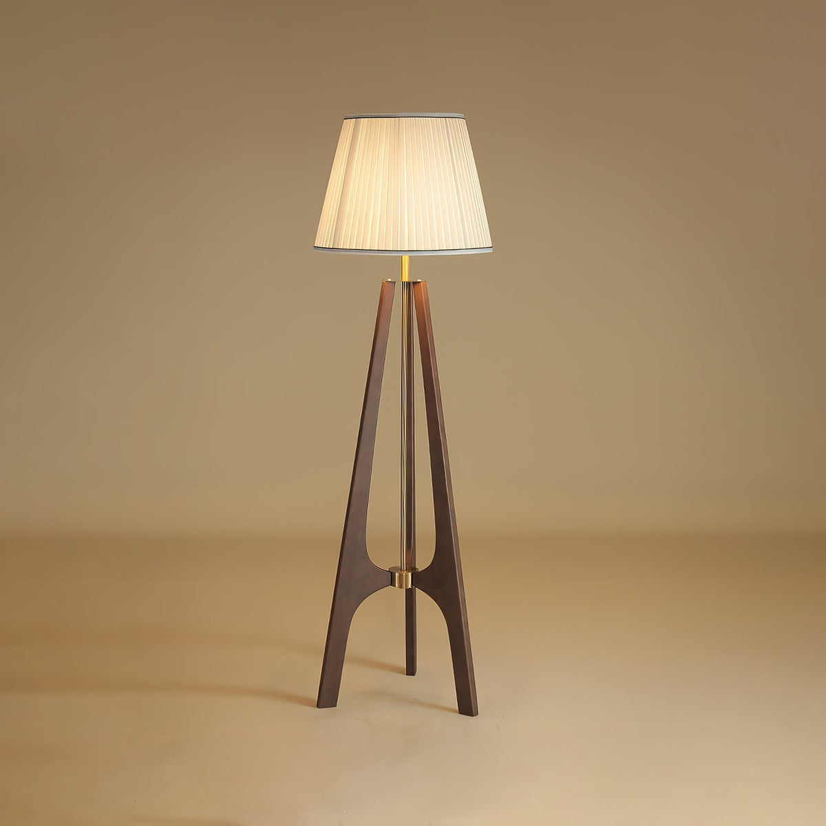 Halvyn Tripod Stehleuchte