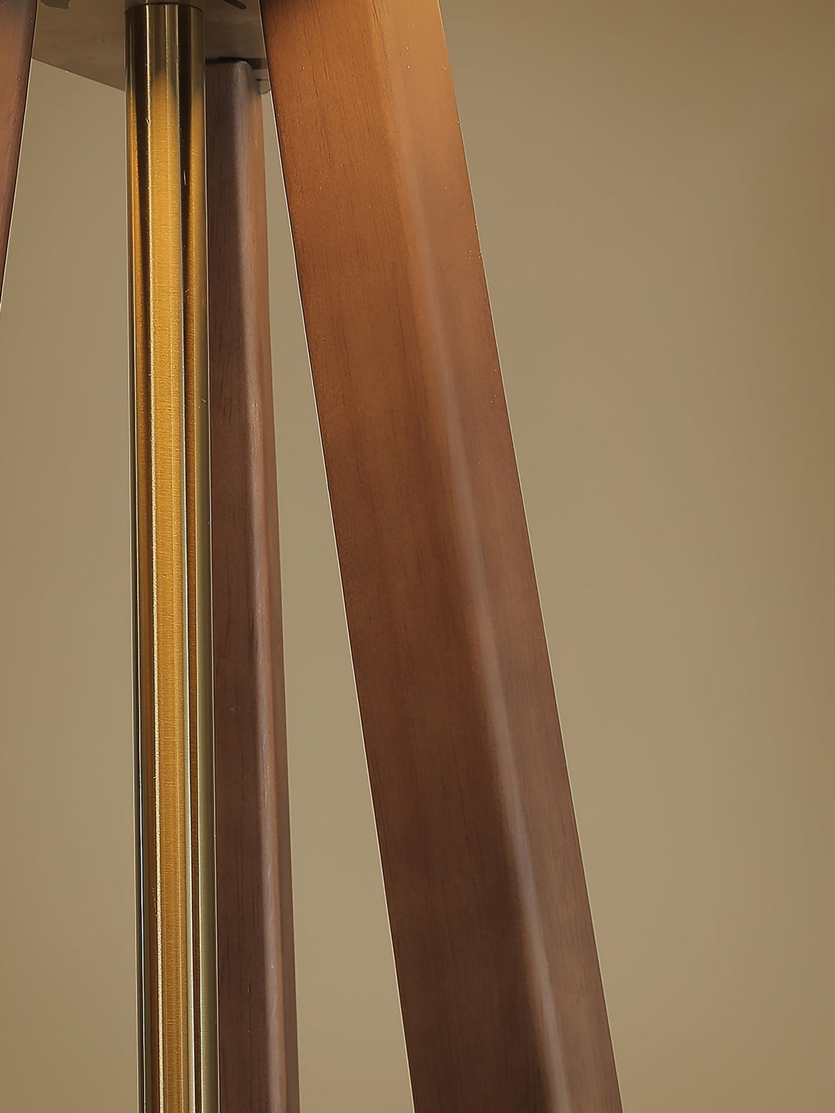 Halvyn Tripod Stehleuchte