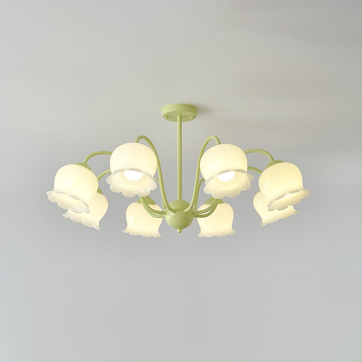 Ibis Kronleuchter Trumpet aus Pastellglas mit floralen Kieselsteinform-Blüten