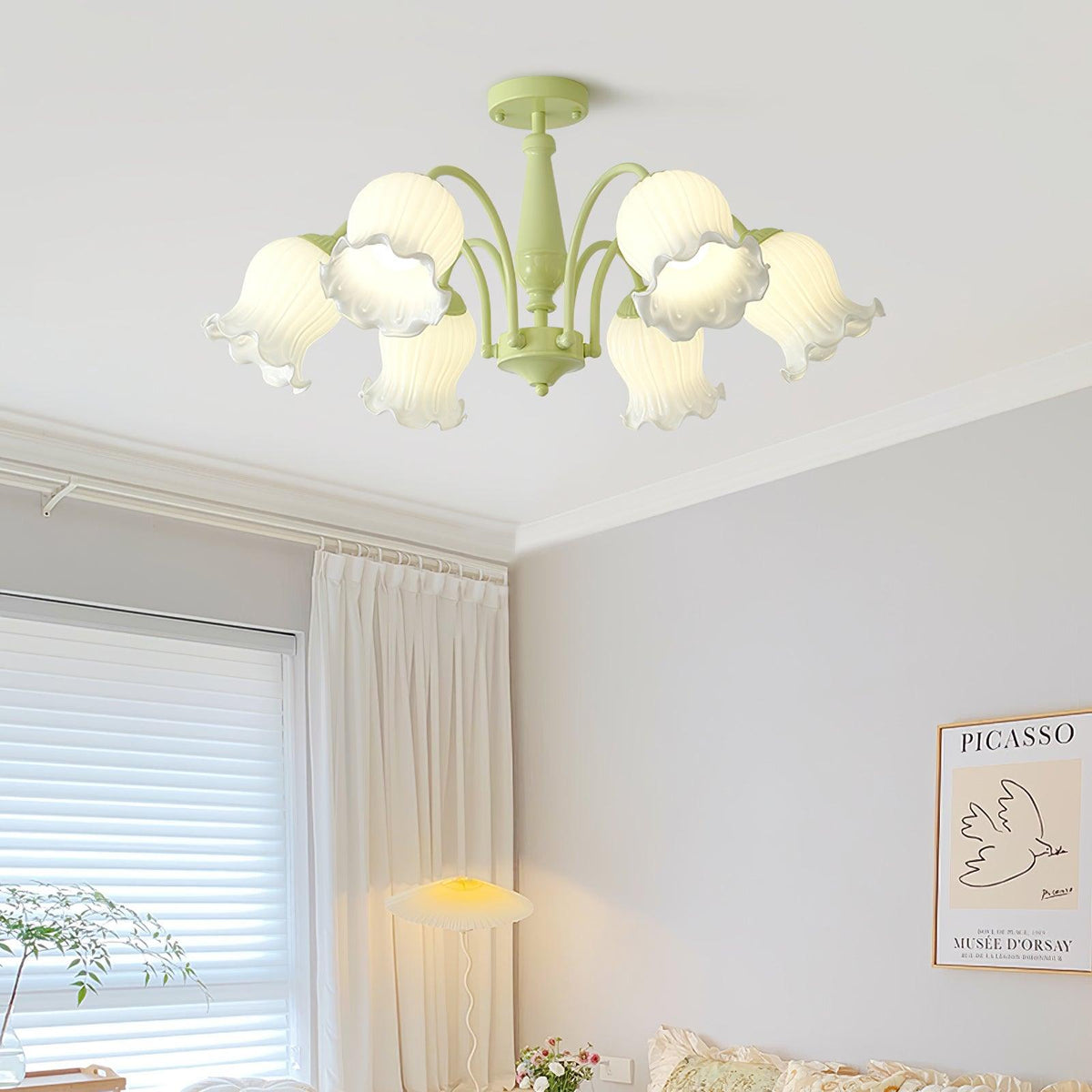 Ibis Kronleuchter Trumpet aus Pastellglas mit floralen Kieselsteinform-Blüten