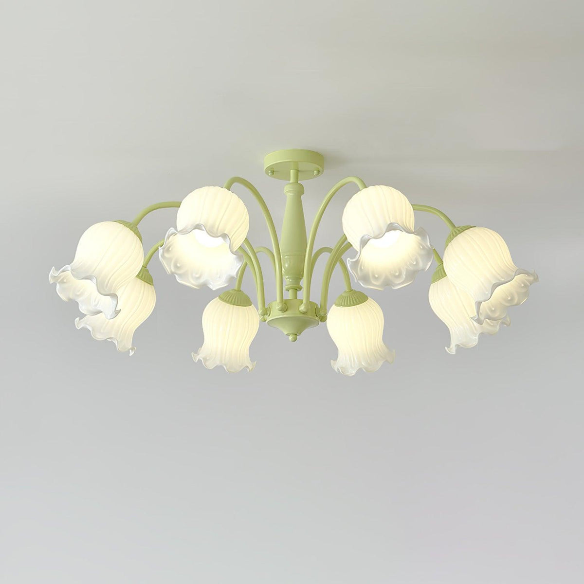 Ibis Kronleuchter Trumpet aus Pastellglas mit floralen Kieselsteinform-Blüten