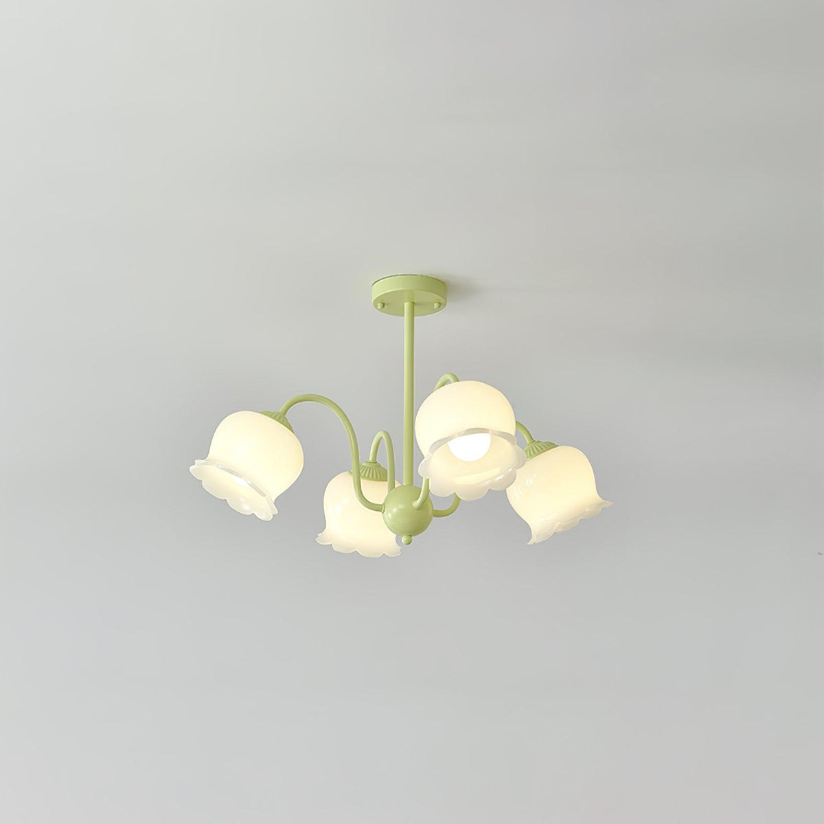 Ibis Kronleuchter Trumpet aus Pastellglas mit floralen Kieselsteinform-Blüten