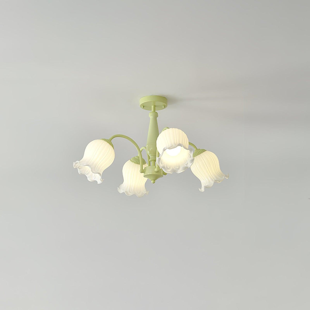 Ibis Kronleuchter Trumpet aus Pastellglas mit floralen Kieselsteinform-Blüten