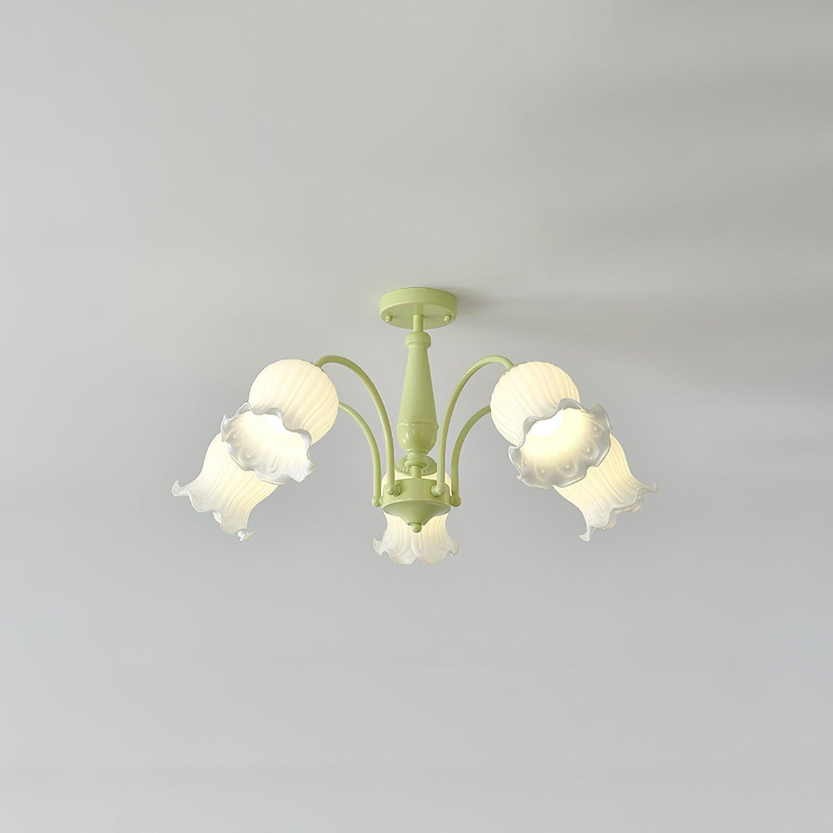 Ibis Kronleuchter Trumpet aus Pastellglas mit floralen Kieselsteinform-Blüten