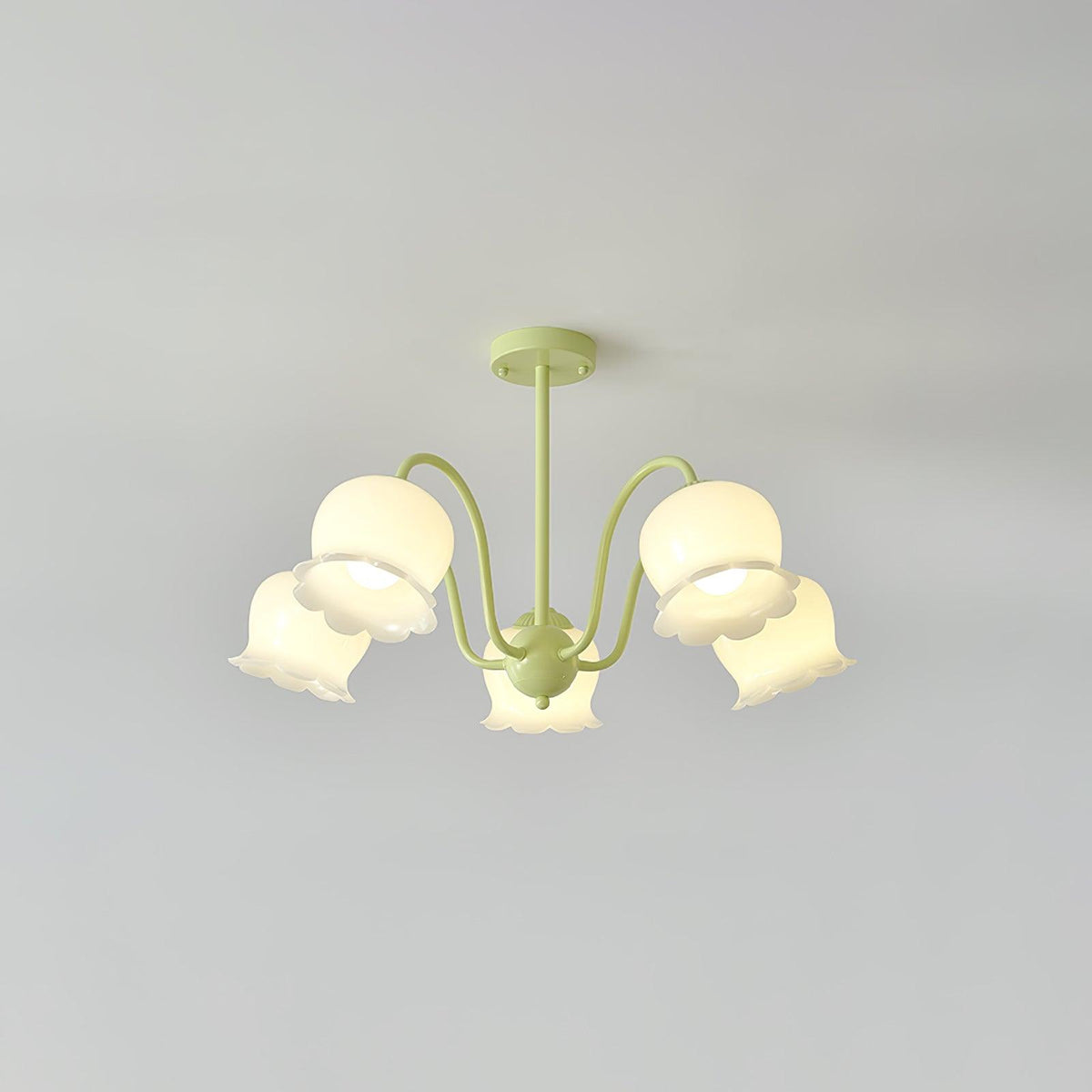 Ibis Kronleuchter Trumpet aus Pastellglas mit floralen Kieselsteinform-Blüten