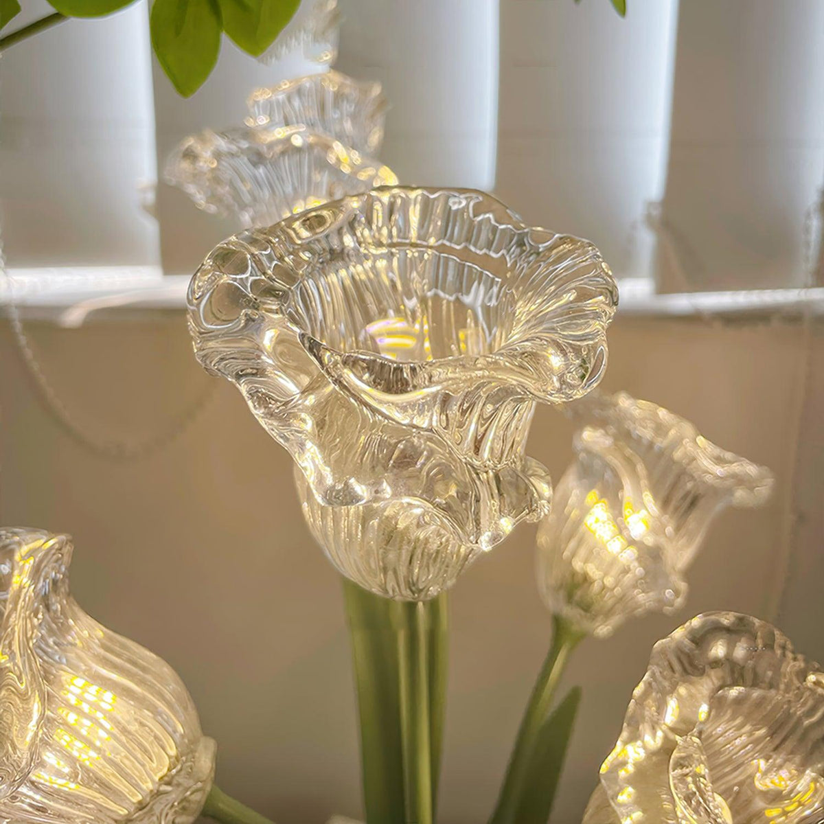 Aurdoril Tischleuchte aus Glas in whimsischer Form