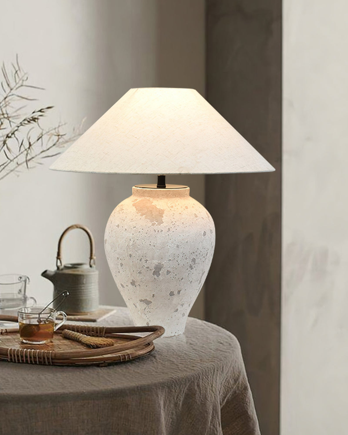 Solix Tischleuchte aus Keramik und Stoff in Beige