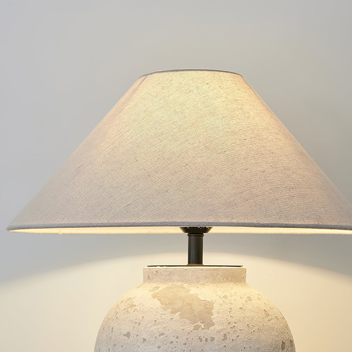 Solix Tischleuchte aus Keramik und Stoff in Beige
