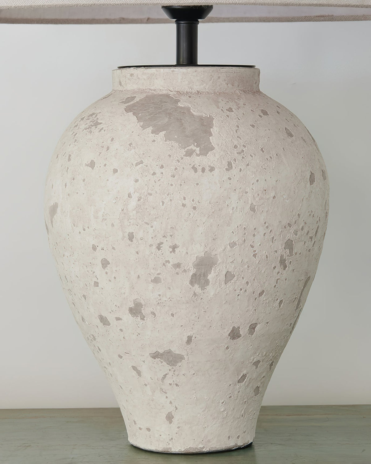 Solix Tischleuchte aus Keramik und Stoff in Beige