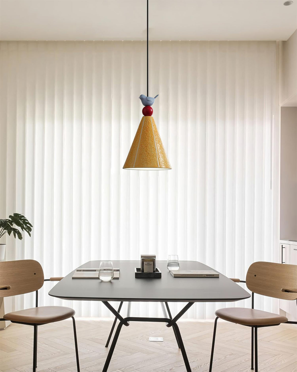 Virella Pendelleuchte aus Keramik in Gelb mit Kieselsteinform – zeitgenössisches Design