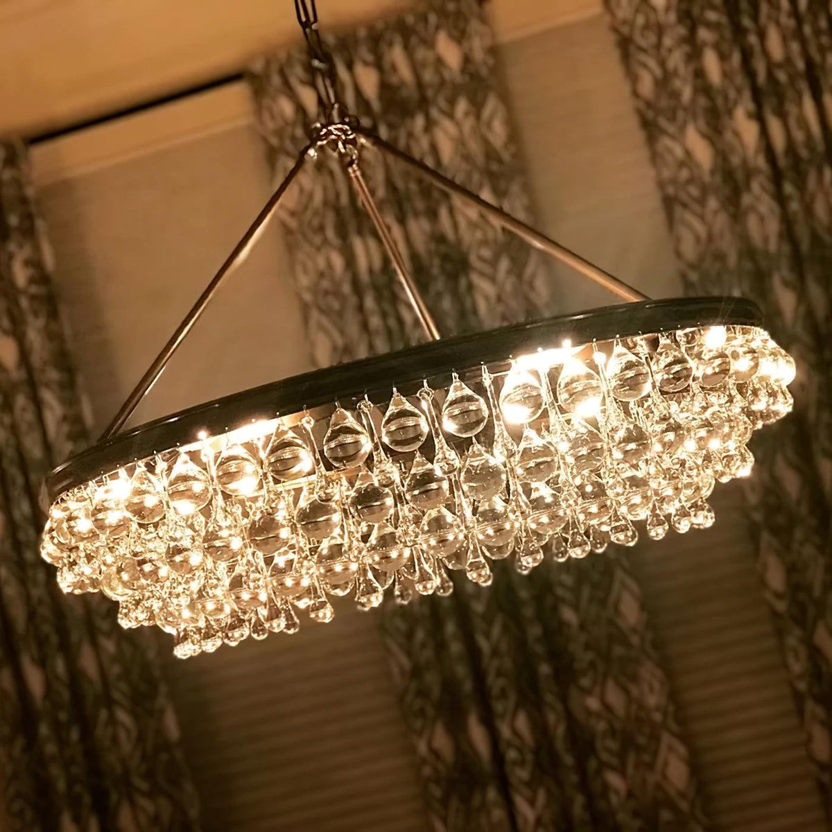 Avelis Kronleuchter im postmodernen Luxusstil mit einzigartigen gestuften Kristallen
