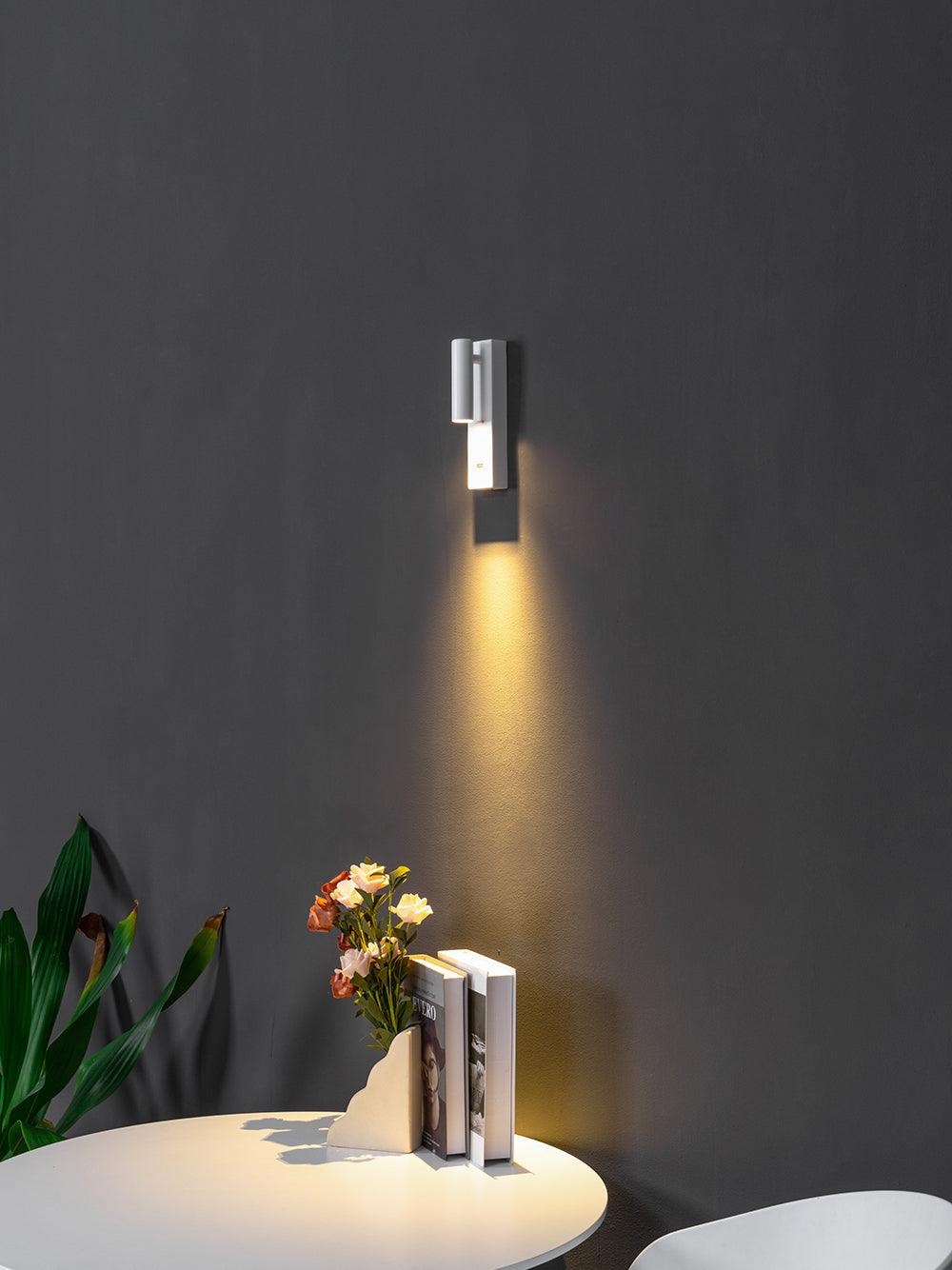Eldris zeitgenössische minimalistische Wandleuchte