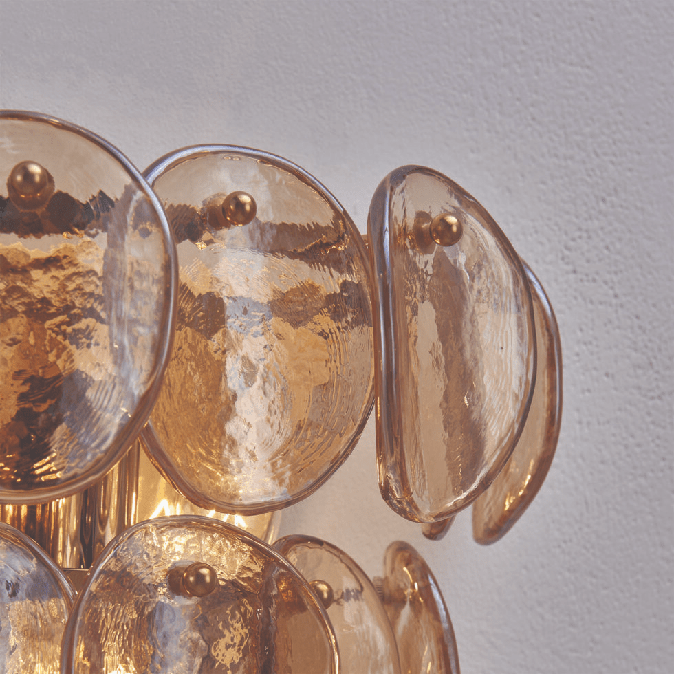 Velearia Wandleuchte aus Bernsteinfarbenem Milchglas mit Fischschuppen-Design in Messing