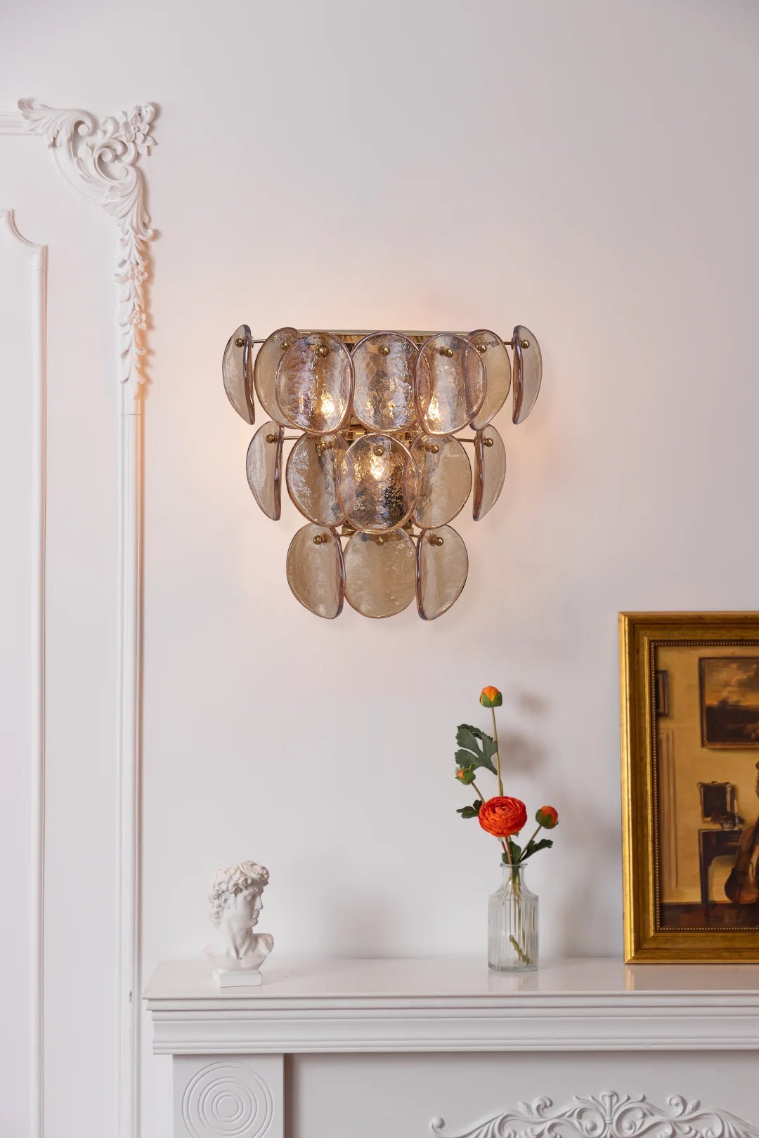 Velearia Wandleuchte aus Bernsteinfarbenem Milchglas mit Fischschuppen-Design in Messing