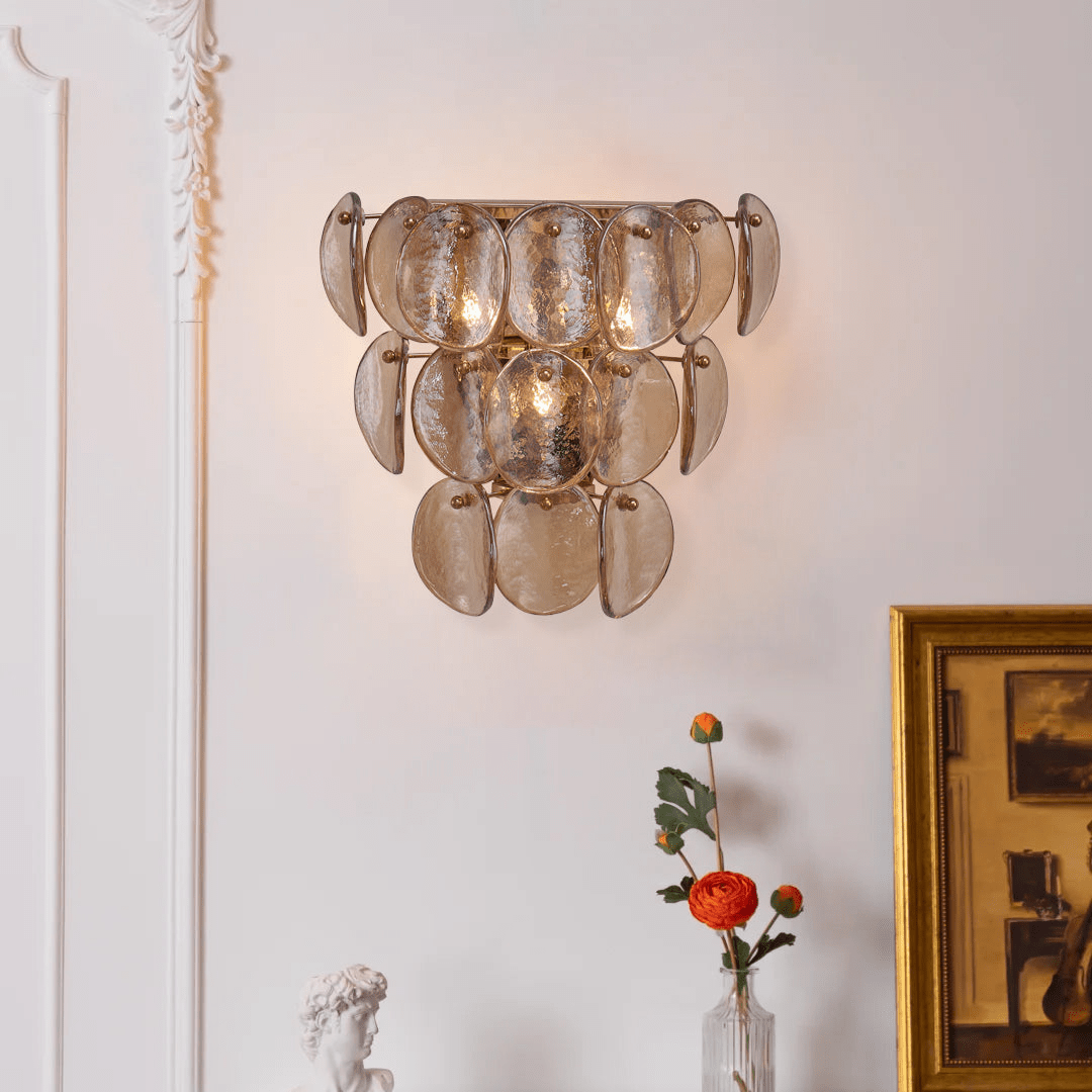 Velearia Wandleuchte aus Bernsteinfarbenem Milchglas mit Fischschuppen-Design in Messing