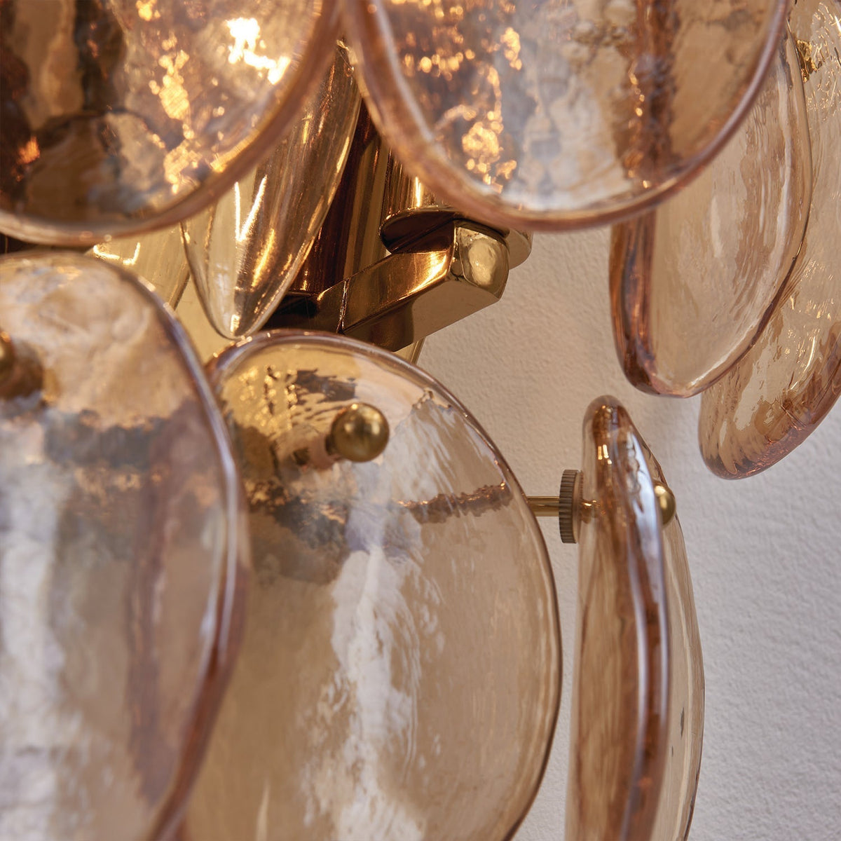 Velearia Wandleuchte aus Bernsteinfarbenem Milchglas mit Fischschuppen-Design in Messing