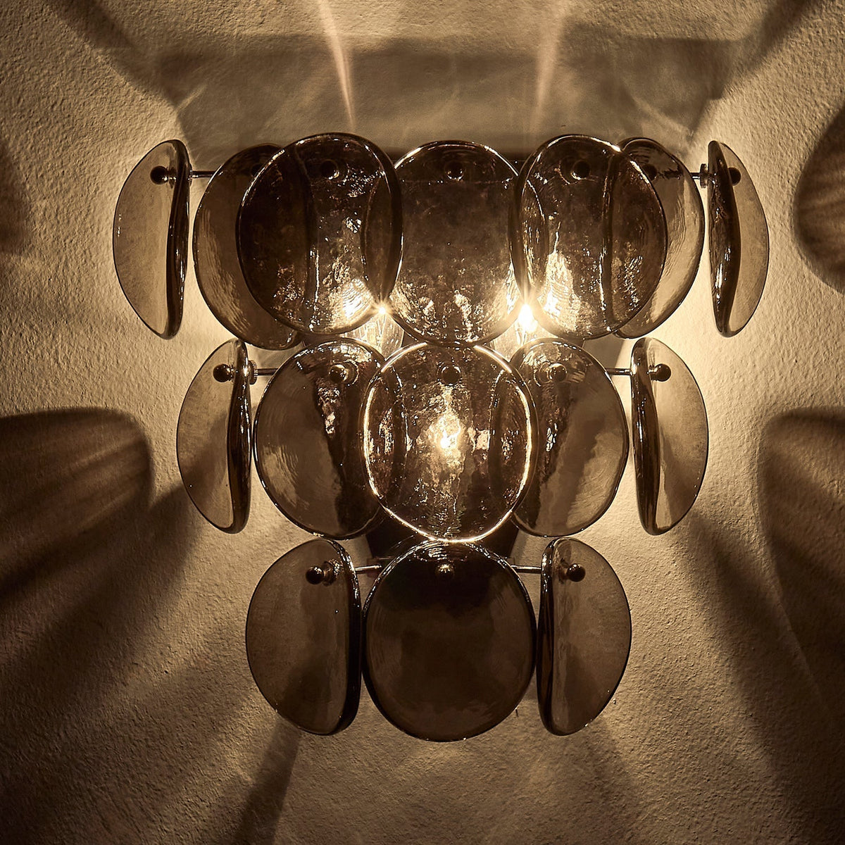 Velearia Wandleuchte aus Bernsteinfarbenem Milchglas mit Fischschuppen-Design in Messing