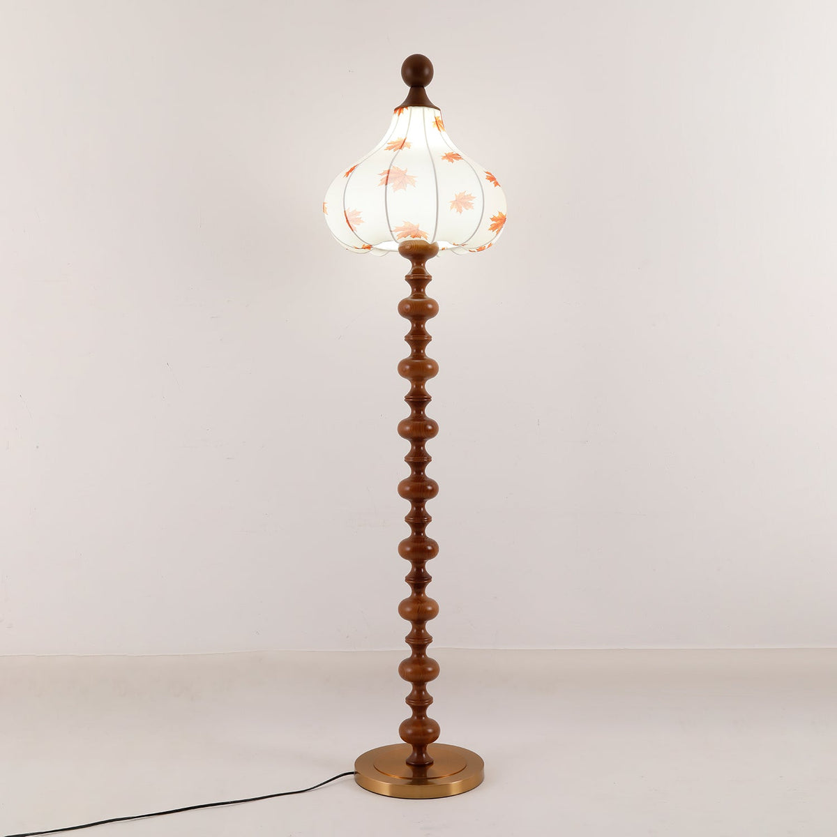 Qrathen Stehleuchte aus Holz und Stoff im Retro-Stil