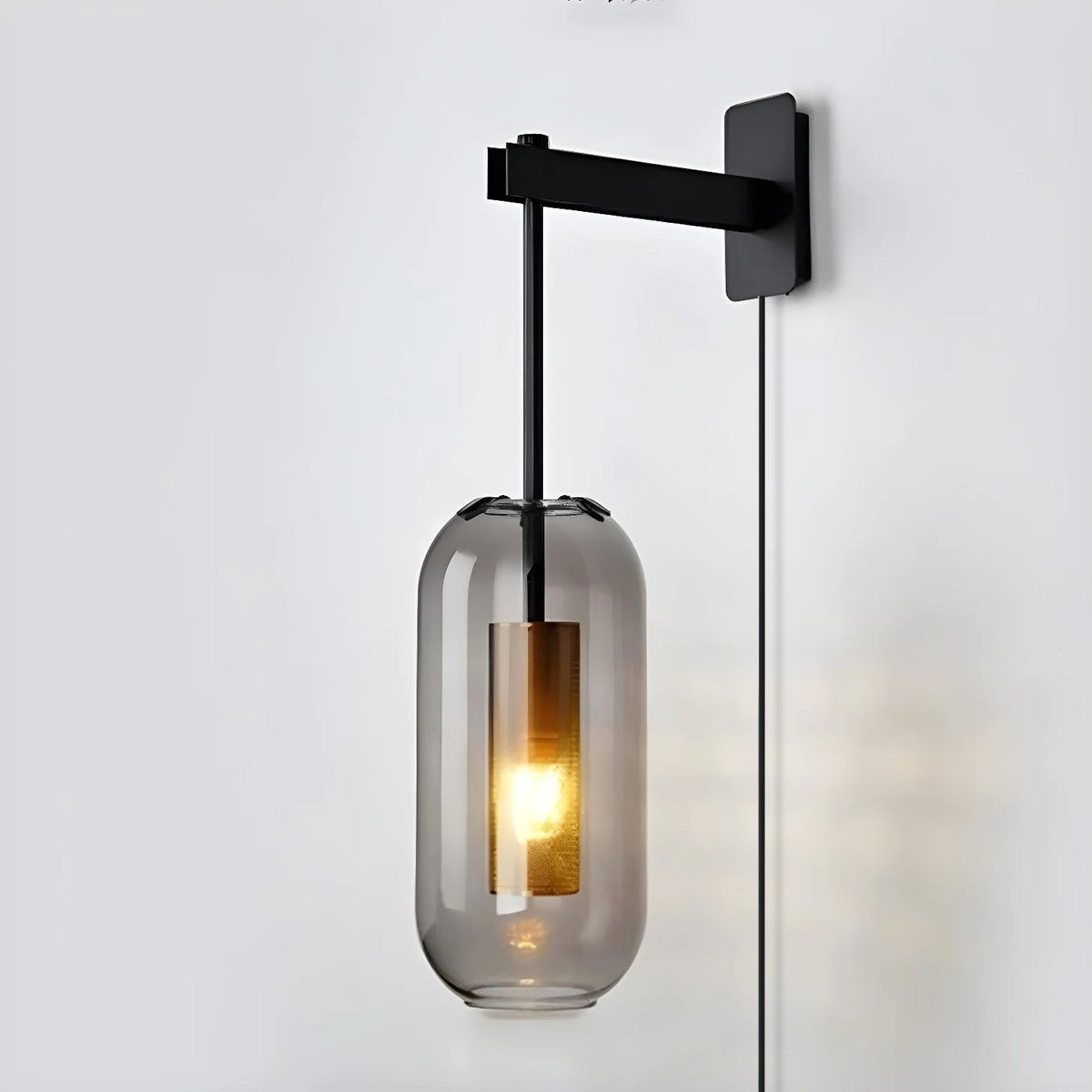 Vadim Wandleuchte aus Glas mit Netzstecker