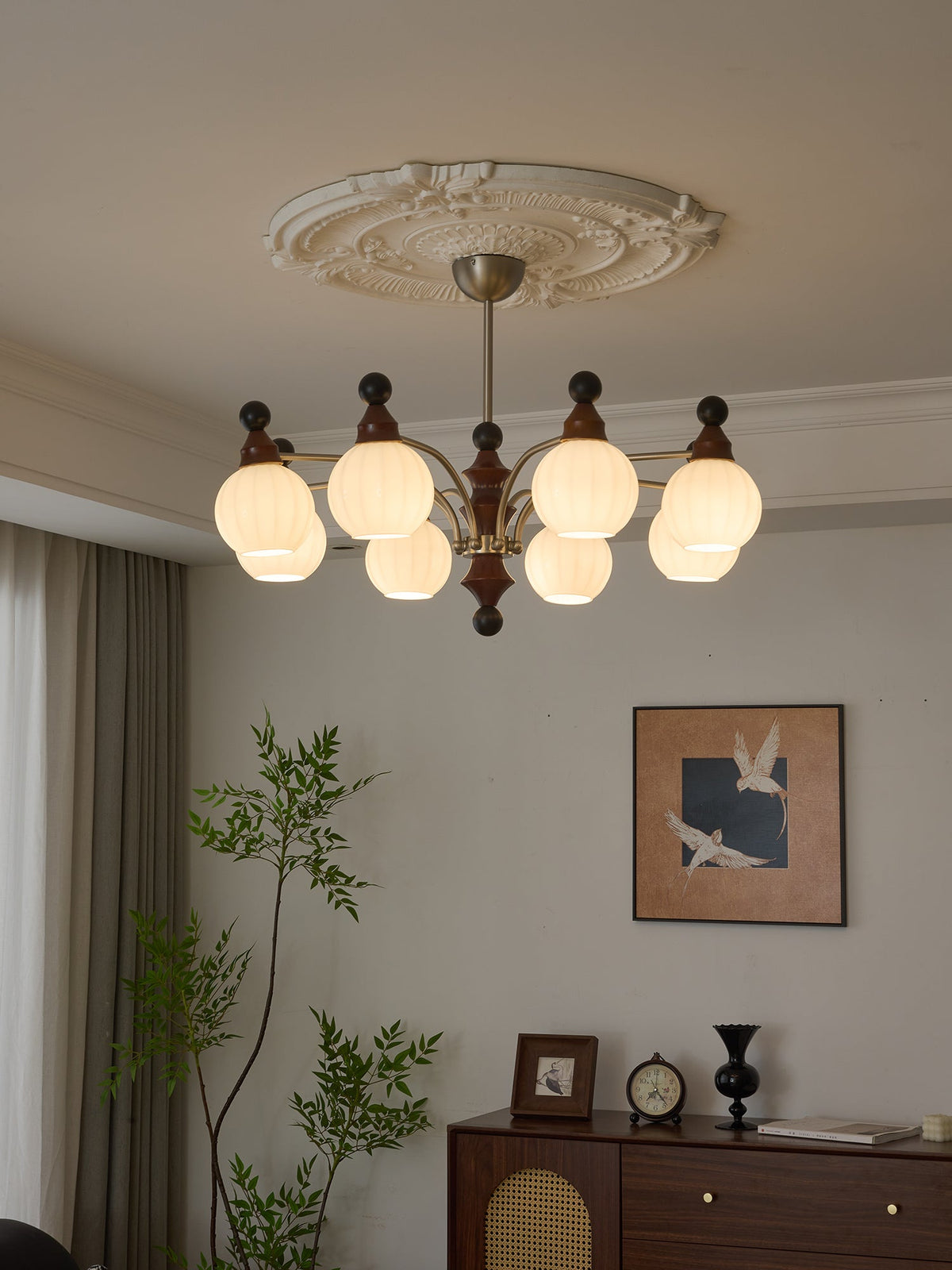 Zosilara Kronleuchter aus Holz im traditionellen Stil