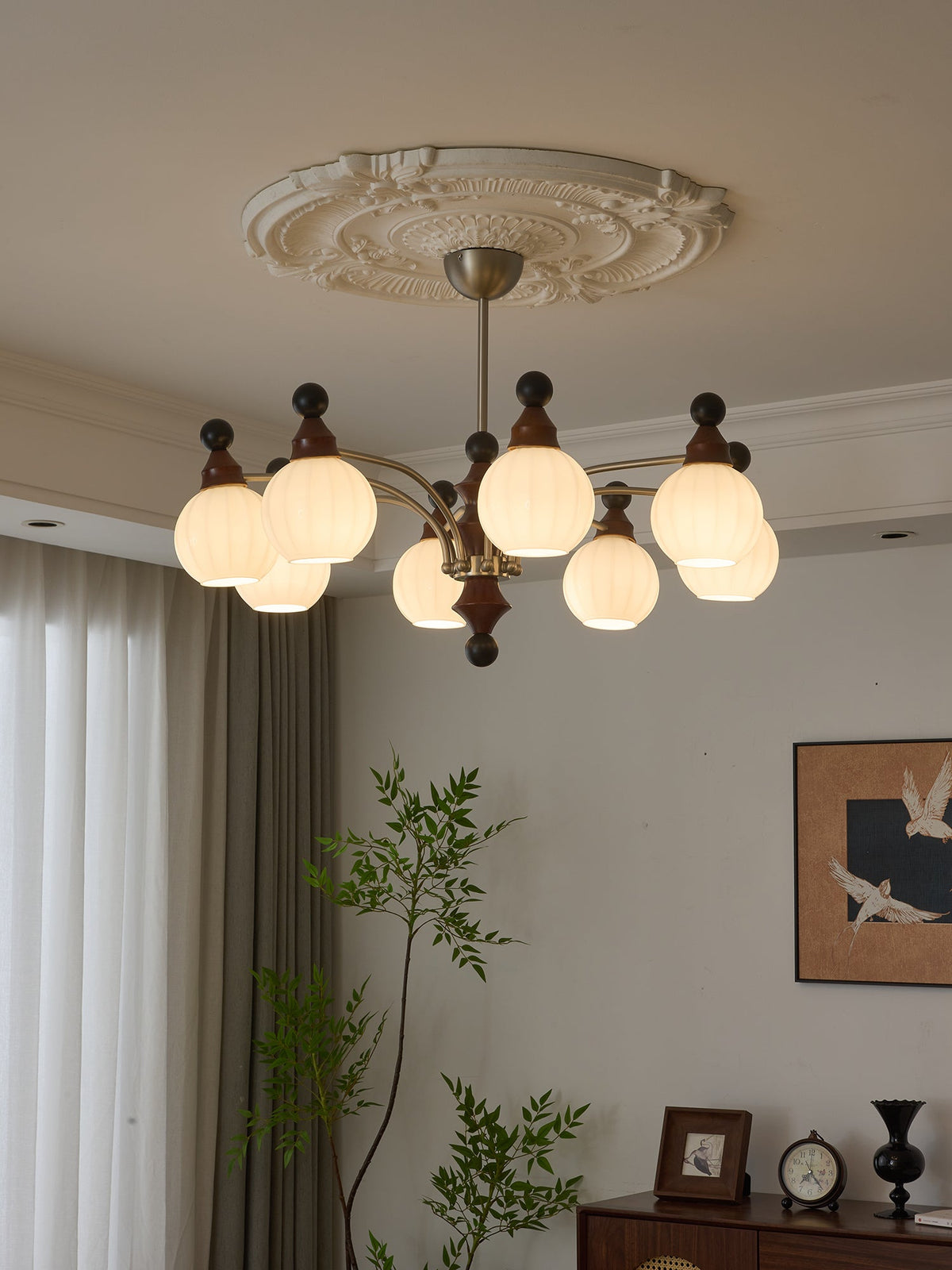 Zosilara Kronleuchter aus Holz im traditionellen Stil
