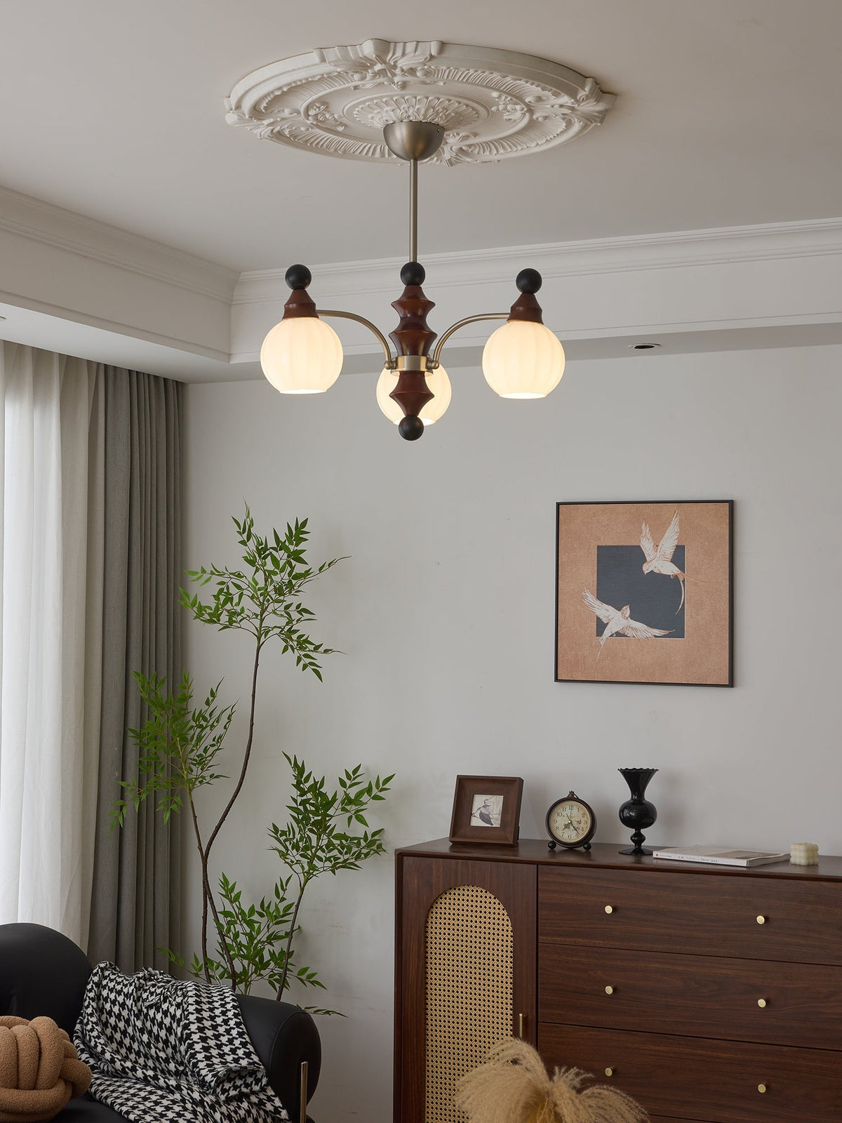 Zosilara Kronleuchter aus Holz im traditionellen Stil