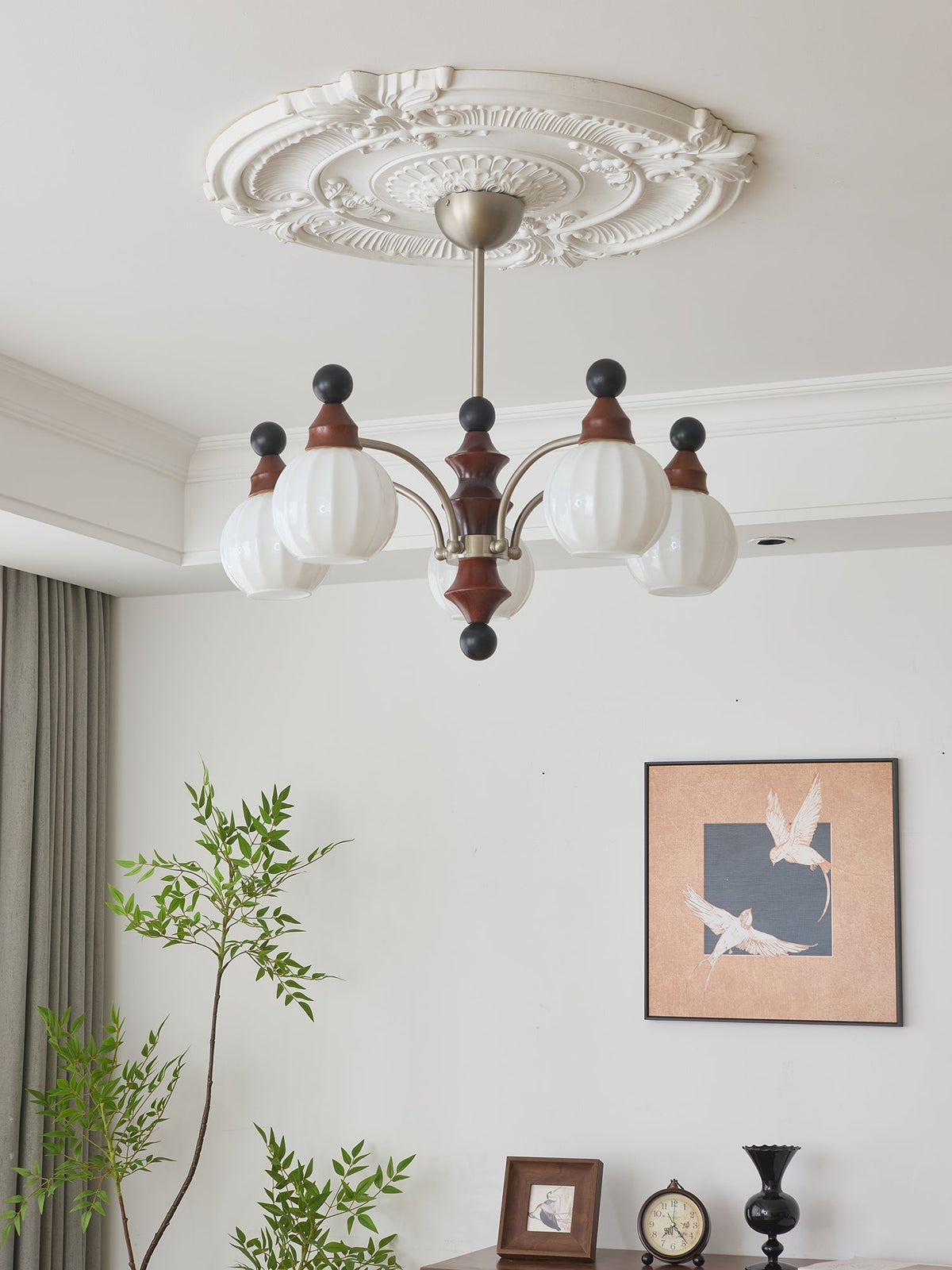 Zosilara Kronleuchter aus Holz im traditionellen Stil