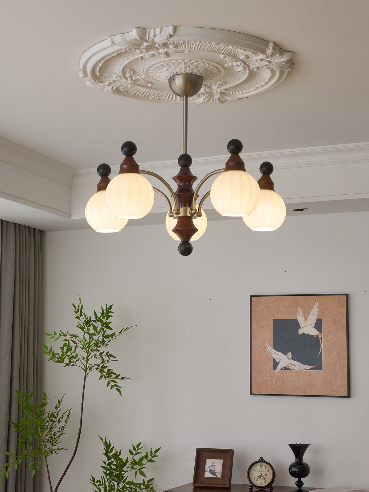 Zosilara Kronleuchter aus Holz im traditionellen Stil