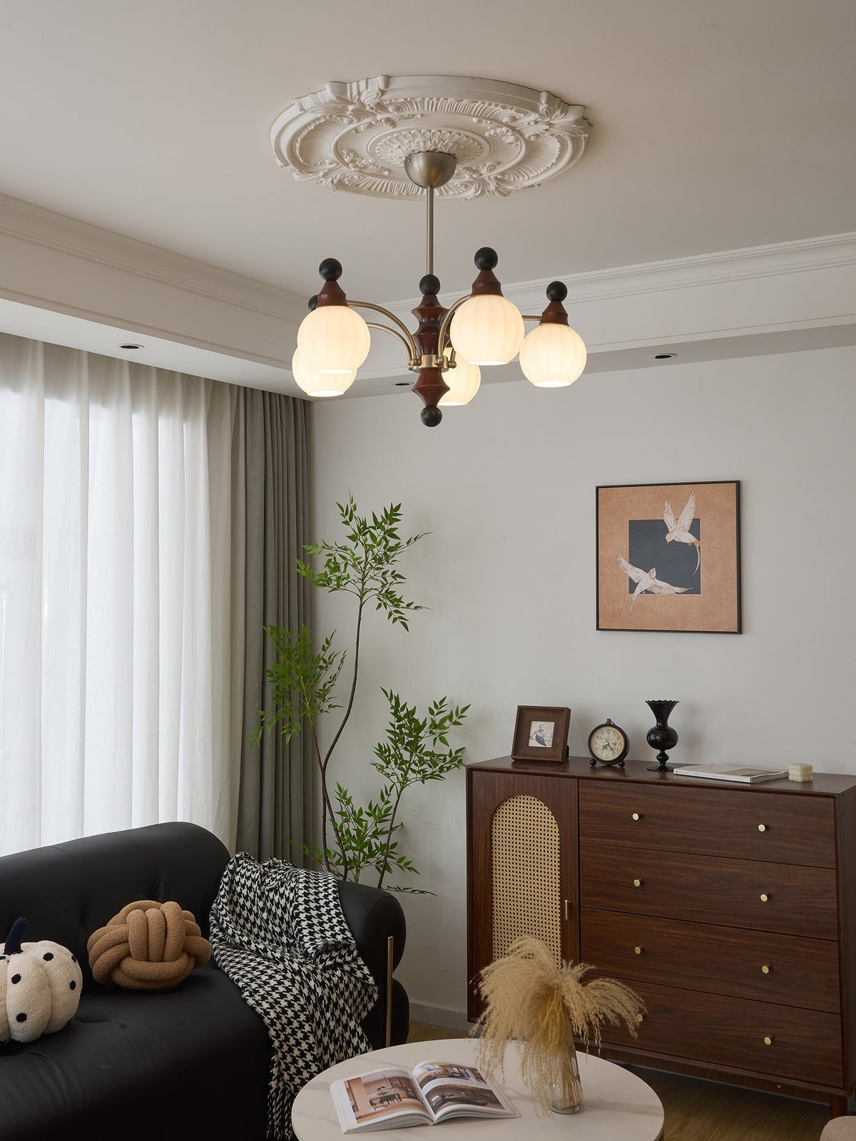 Zosilara Kronleuchter aus Holz im traditionellen Stil