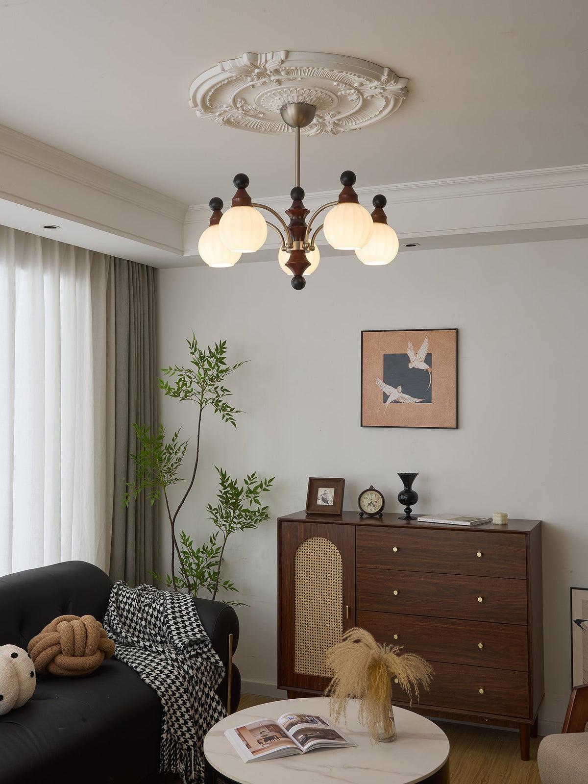 Zosilara Kronleuchter aus Holz im traditionellen Stil