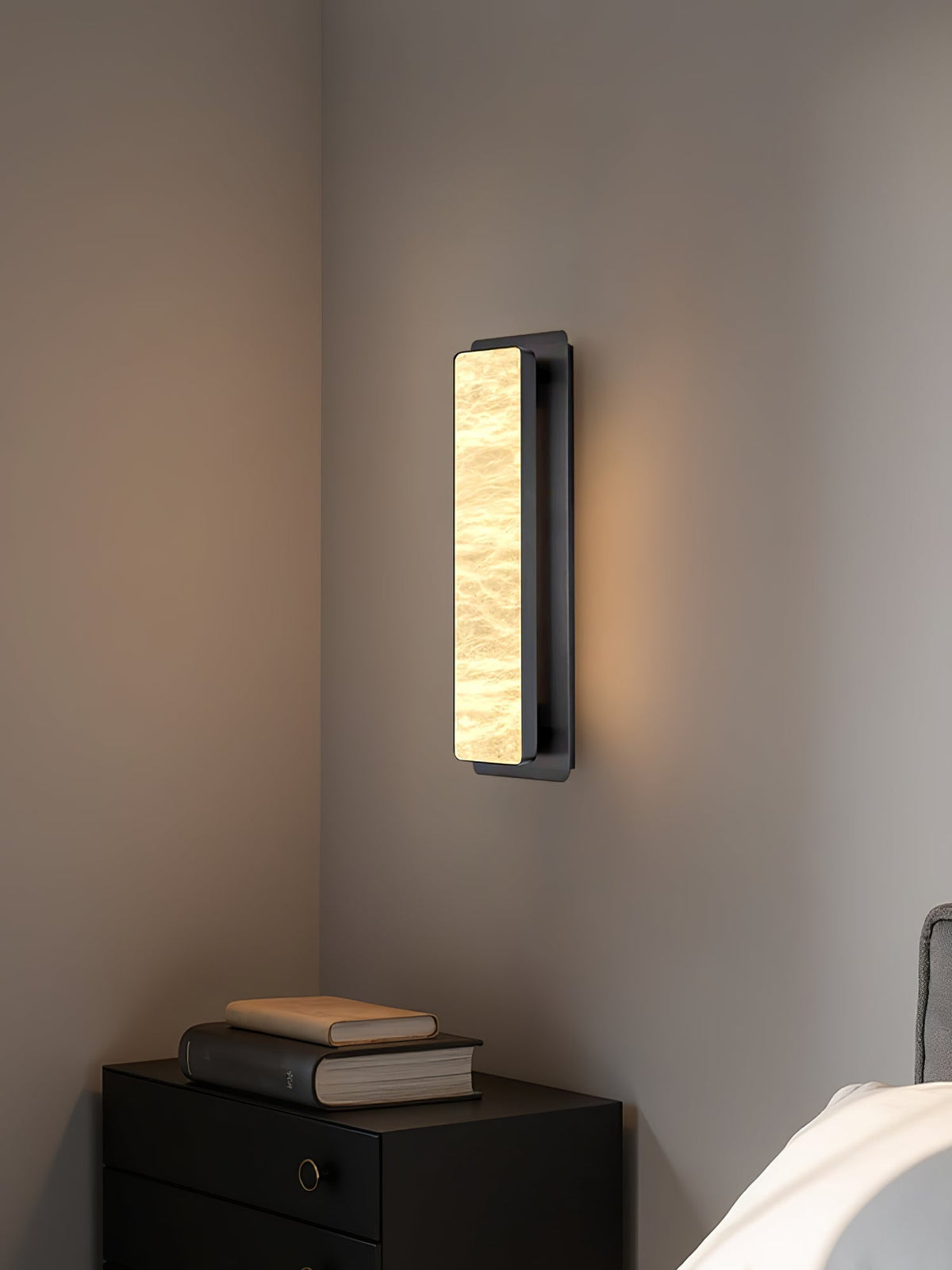 Karix Linear Alabaster Wandleuchte