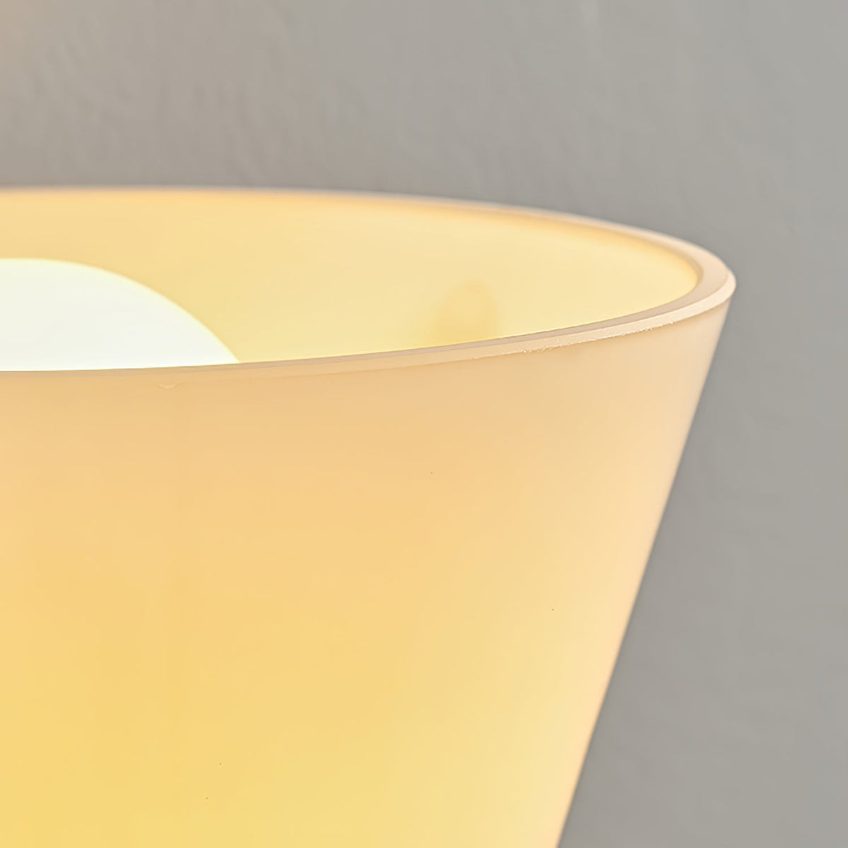 Dominic Minimalistische Wandleuchte aus Glas