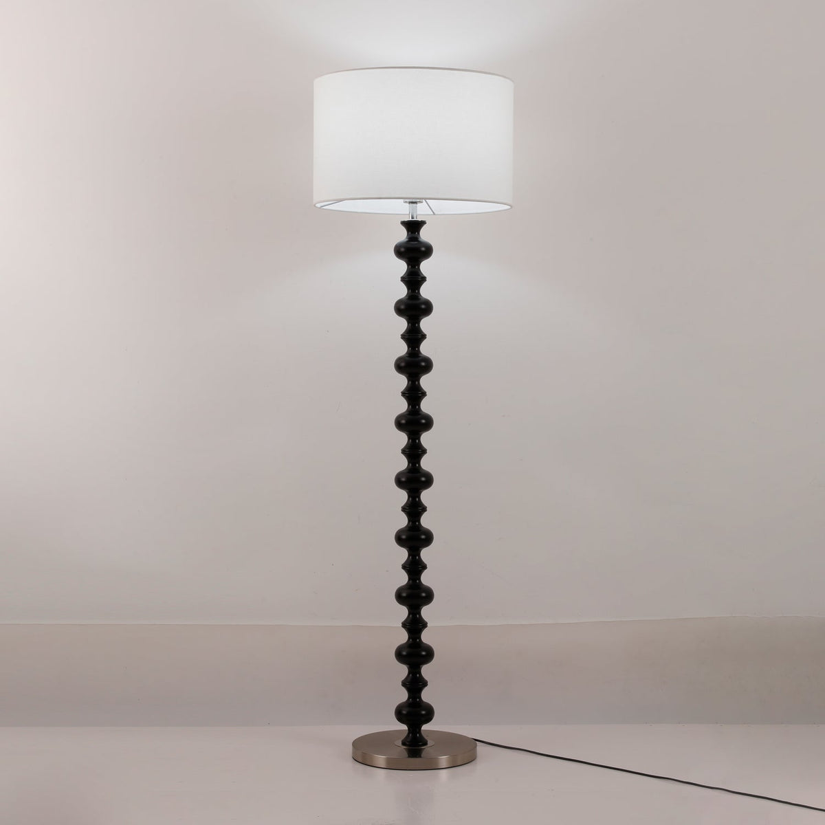 Eloisen Stehleuchte aus Holz und Stoff im minimalistischen Stil