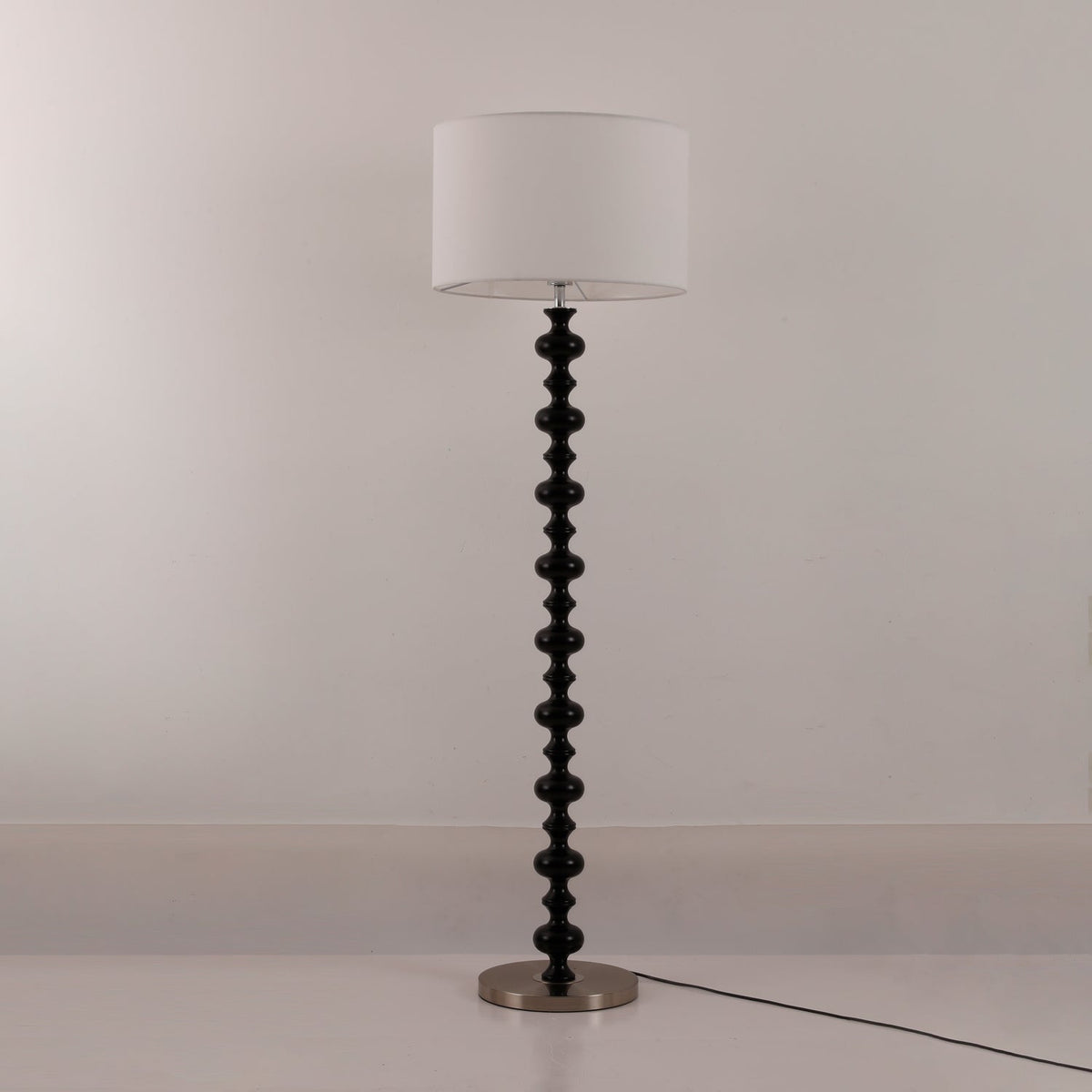 Eloisen Stehleuchte aus Holz und Stoff im minimalistischen Stil
