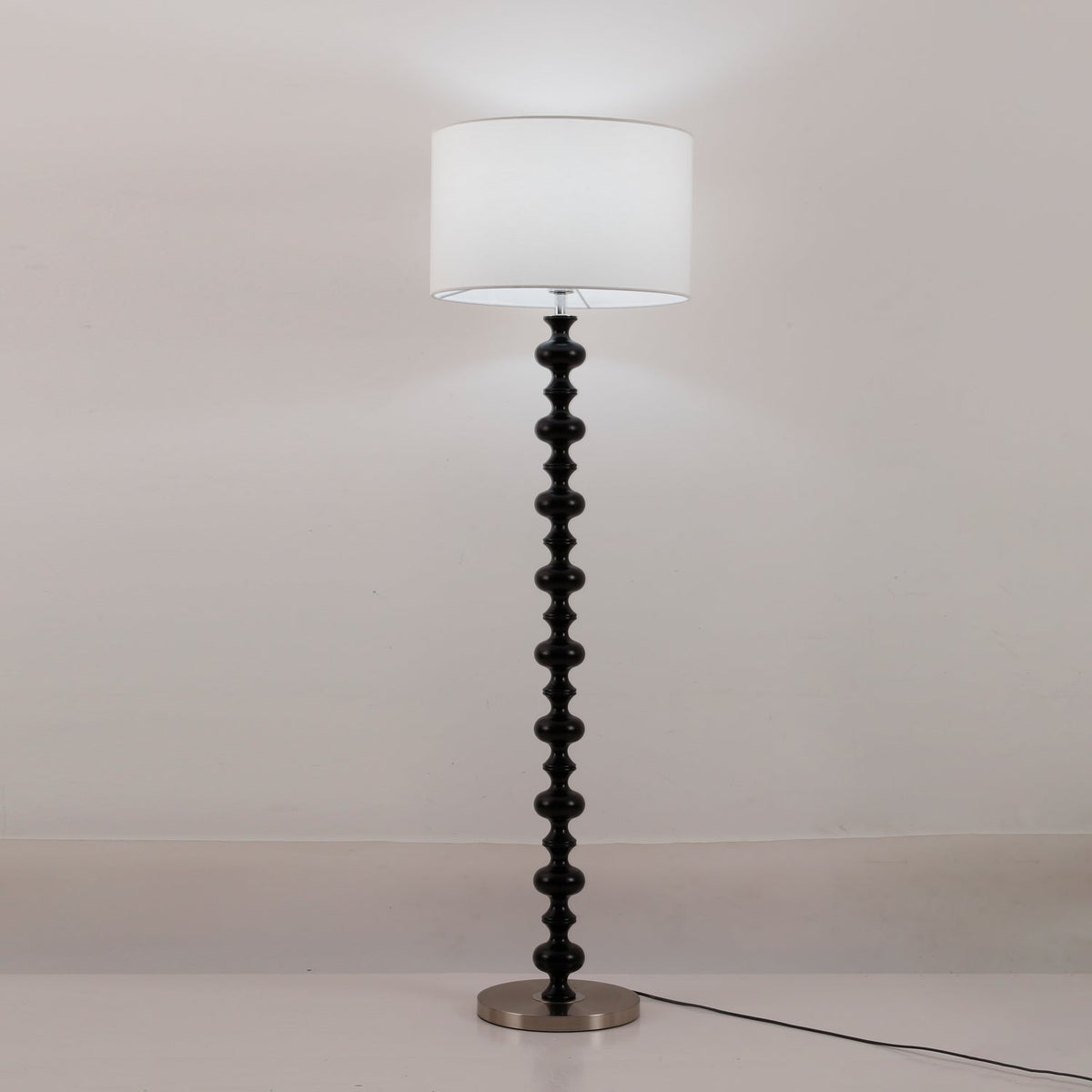 Eloisen Stehleuchte aus Holz und Stoff im minimalistischen Stil
