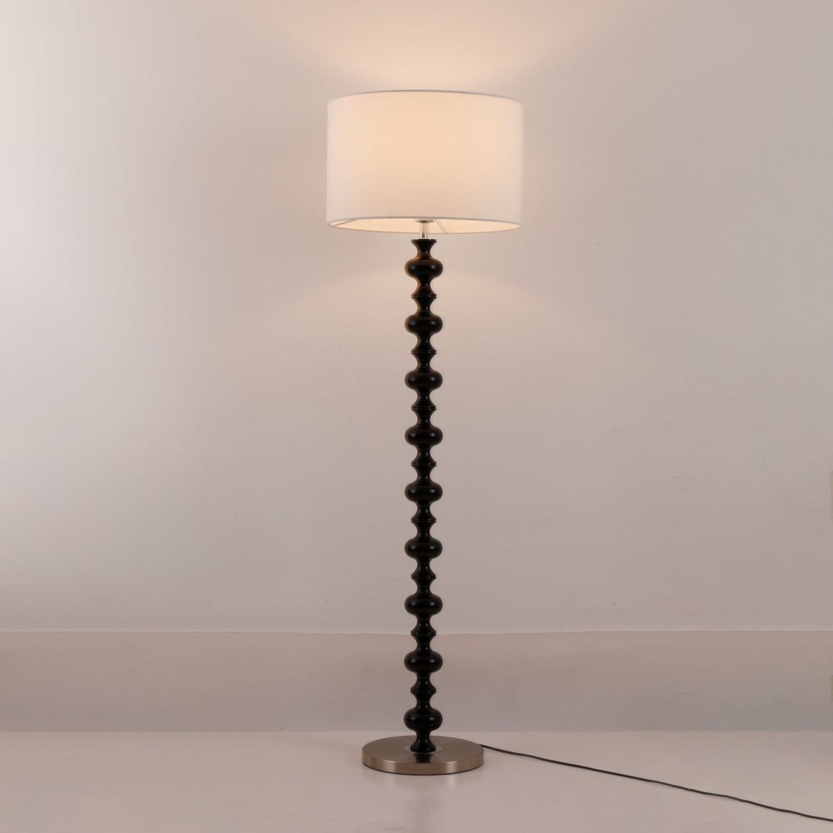 Eloisen Stehleuchte aus Holz und Stoff im minimalistischen Stil