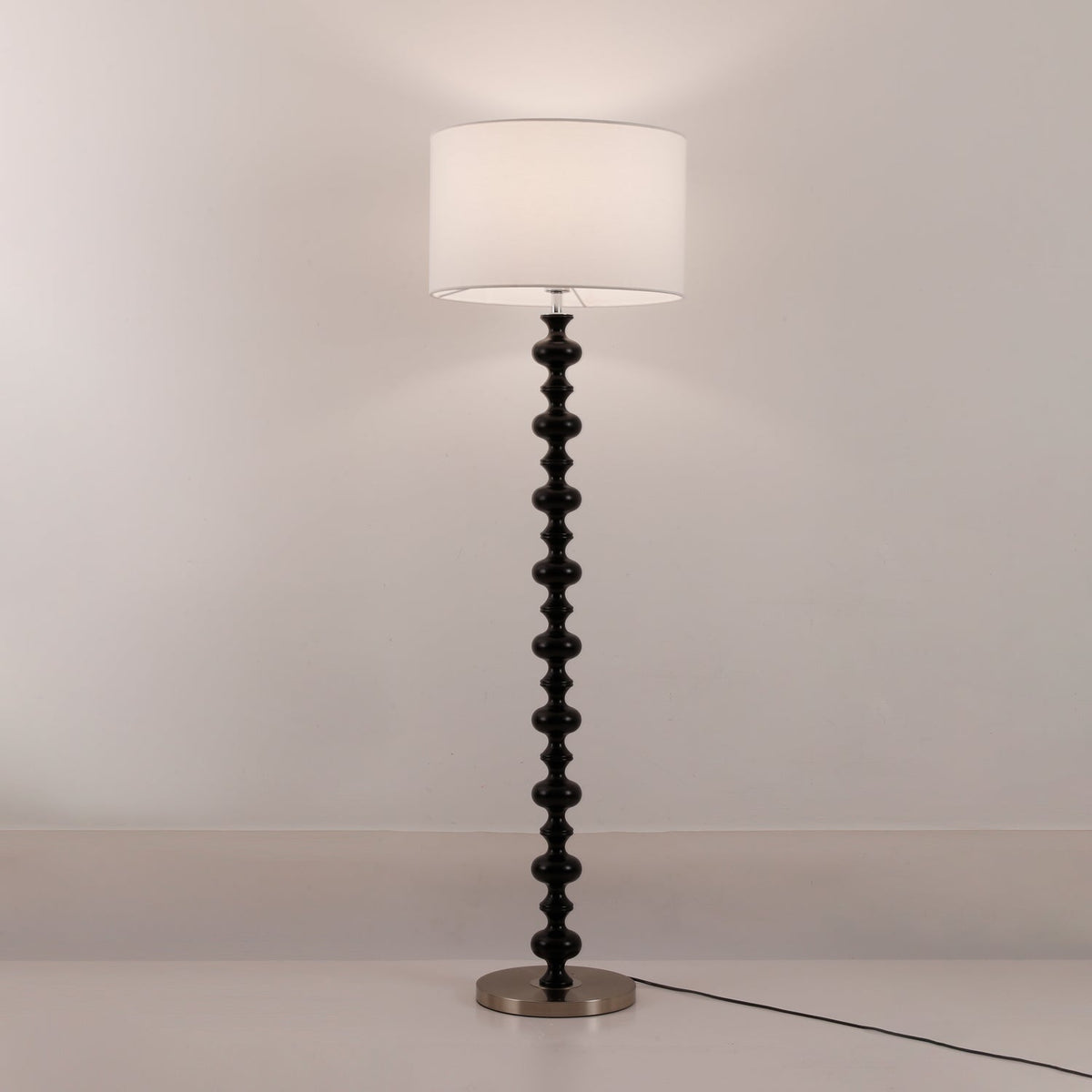 Eloisen Stehleuchte aus Holz und Stoff im minimalistischen Stil