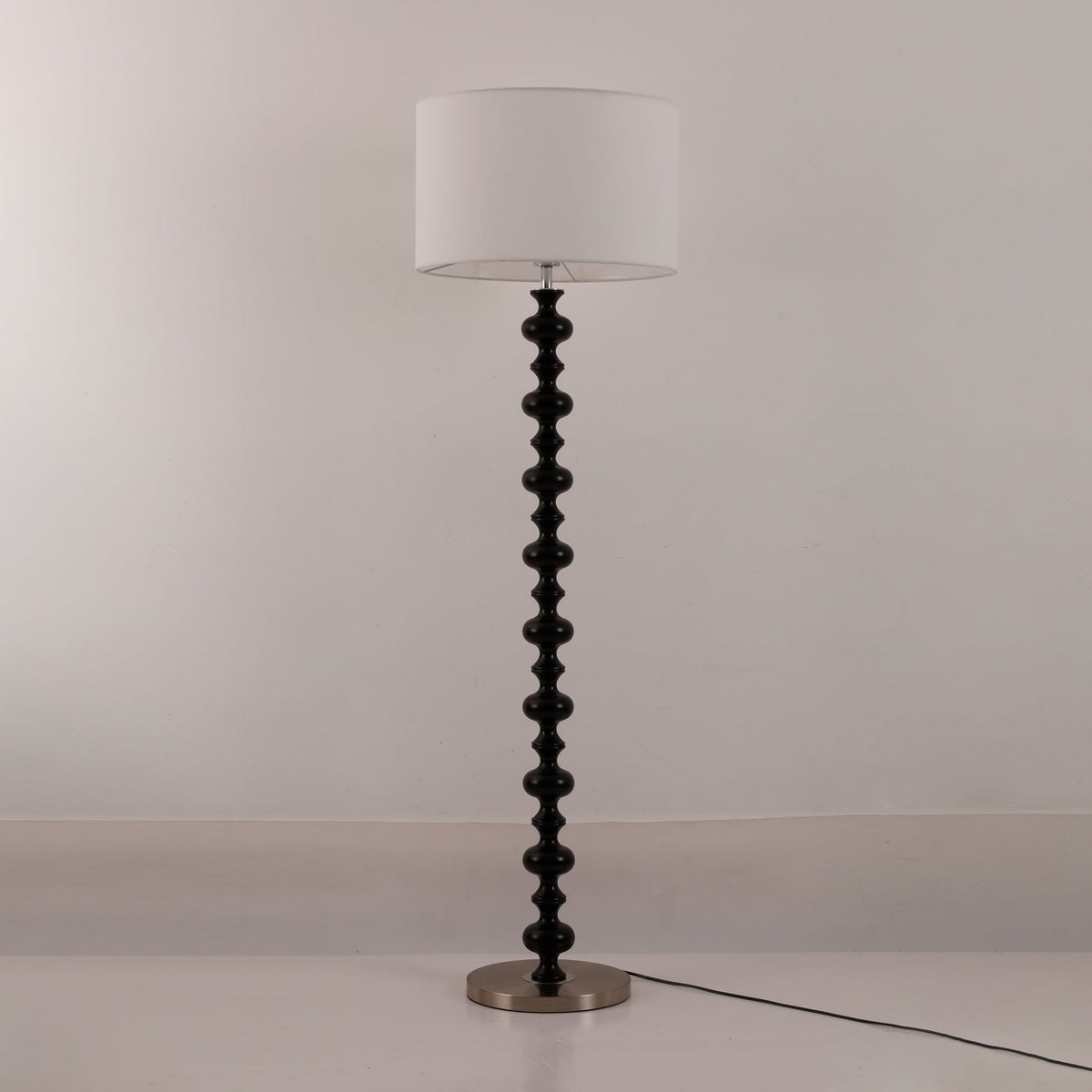 Eloisen Stehleuchte aus Holz und Stoff im minimalistischen Stil