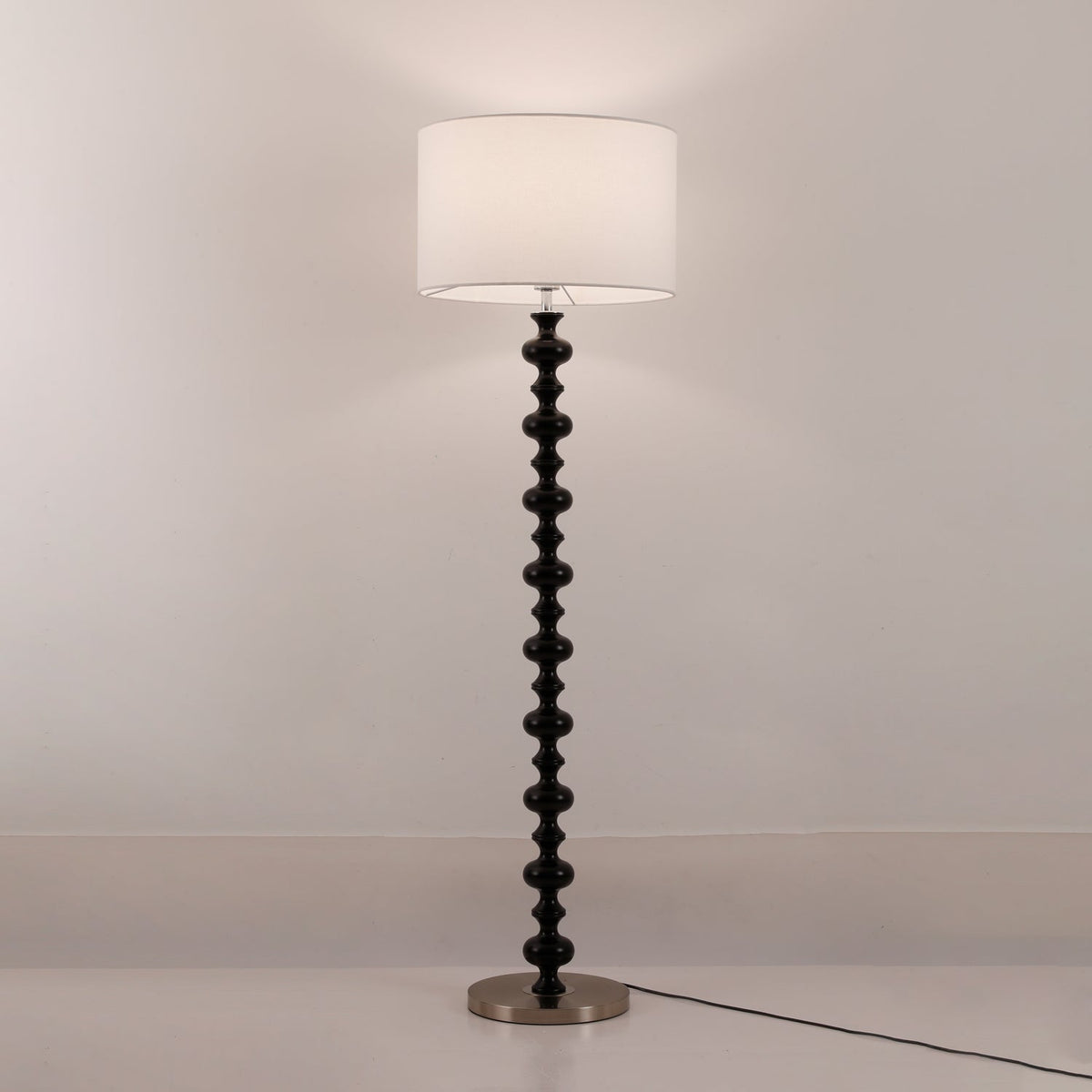 Eloisen Stehleuchte aus Holz und Stoff im minimalistischen Stil