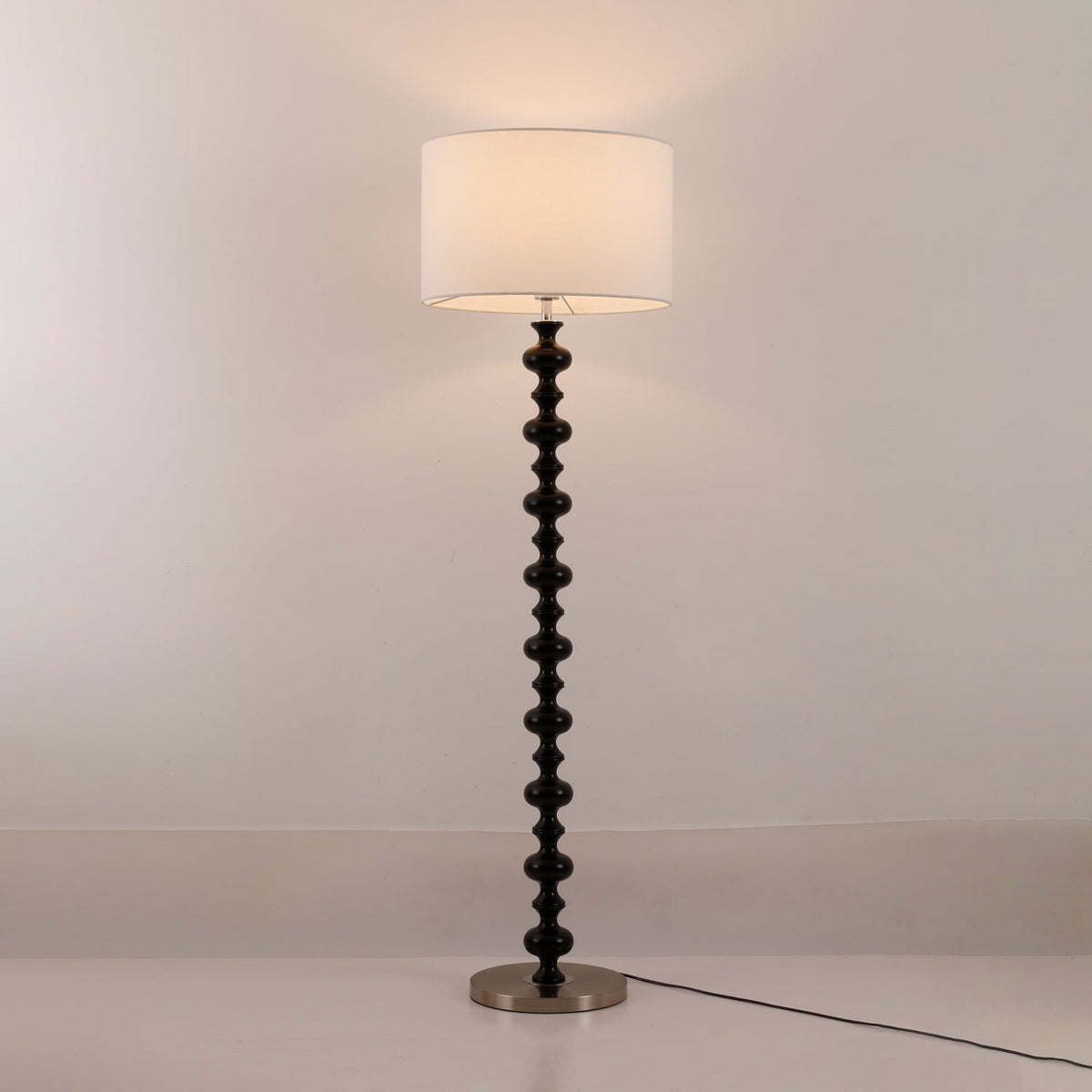 Eloisen Stehleuchte aus Holz und Stoff im minimalistischen Stil