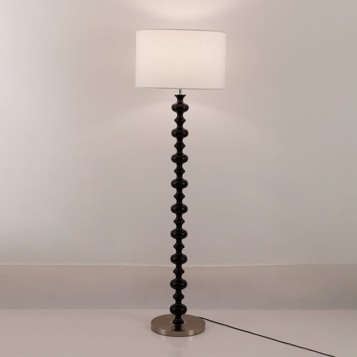 Eloisen Stehleuchte aus Holz und Stoff im minimalistischen Stil